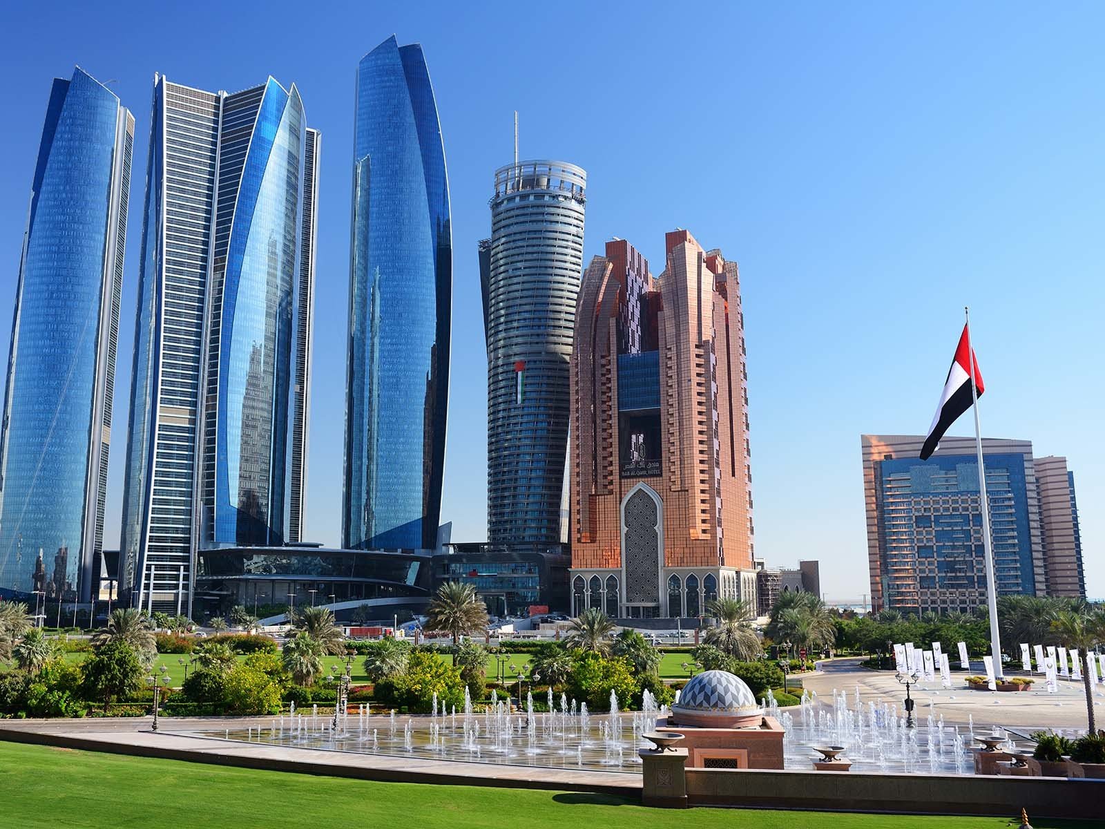Abu Dhabi Day Tour from Dubai: Sheikh Zayed Mosque & City Highlights