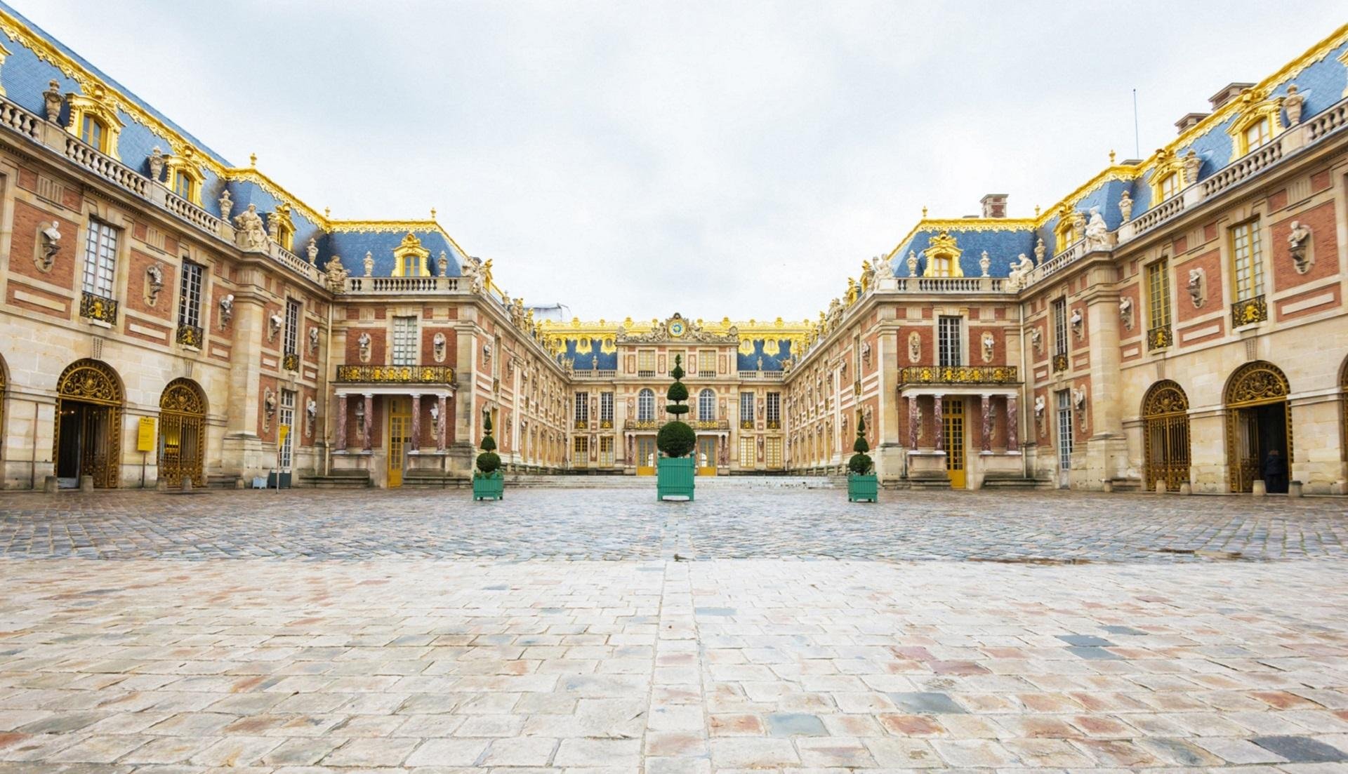 Versailles Palace Roundtrip Shuttle from Paris