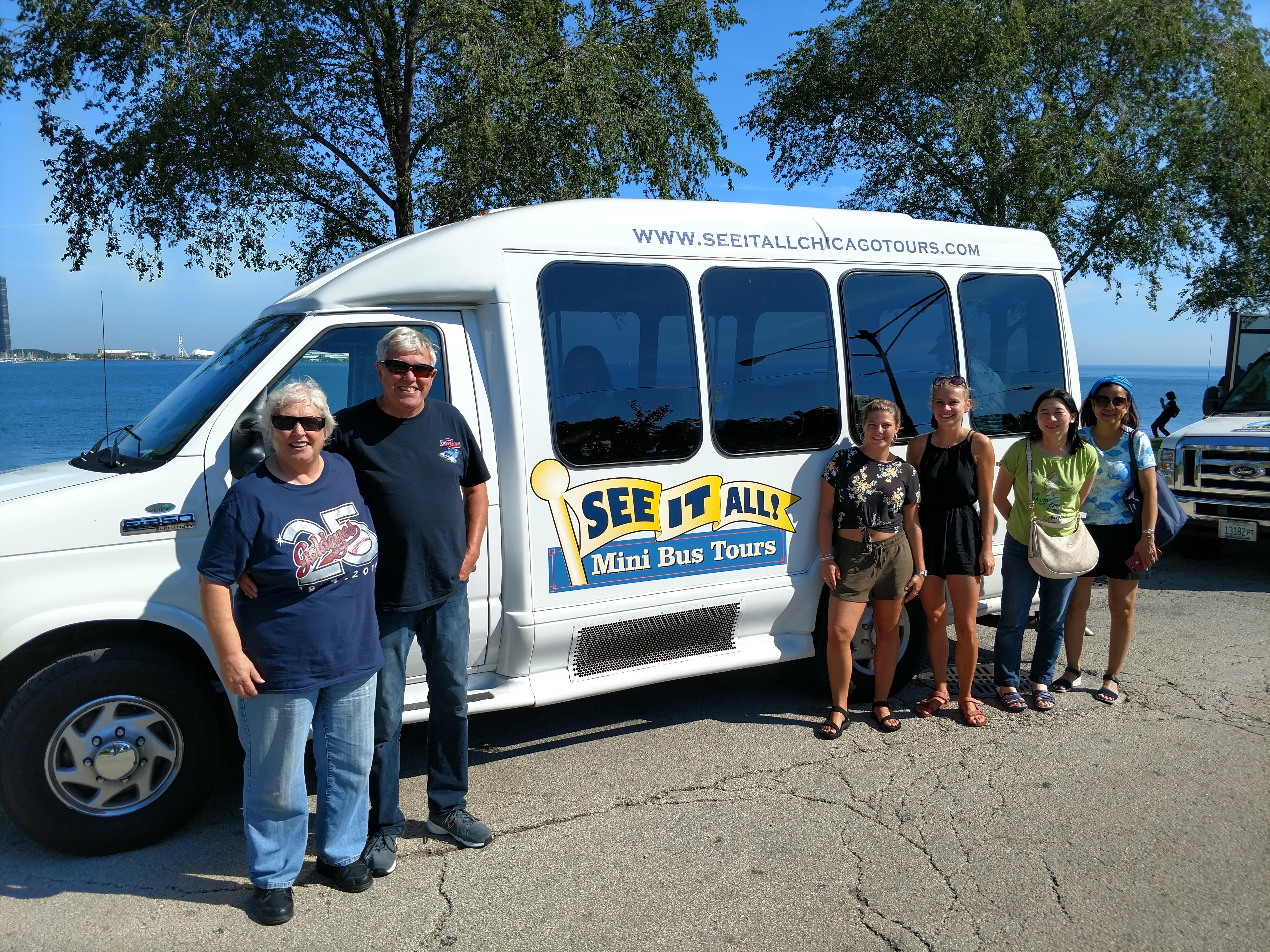 Chicago Highlights Minibus Tour with Optional River Cruise