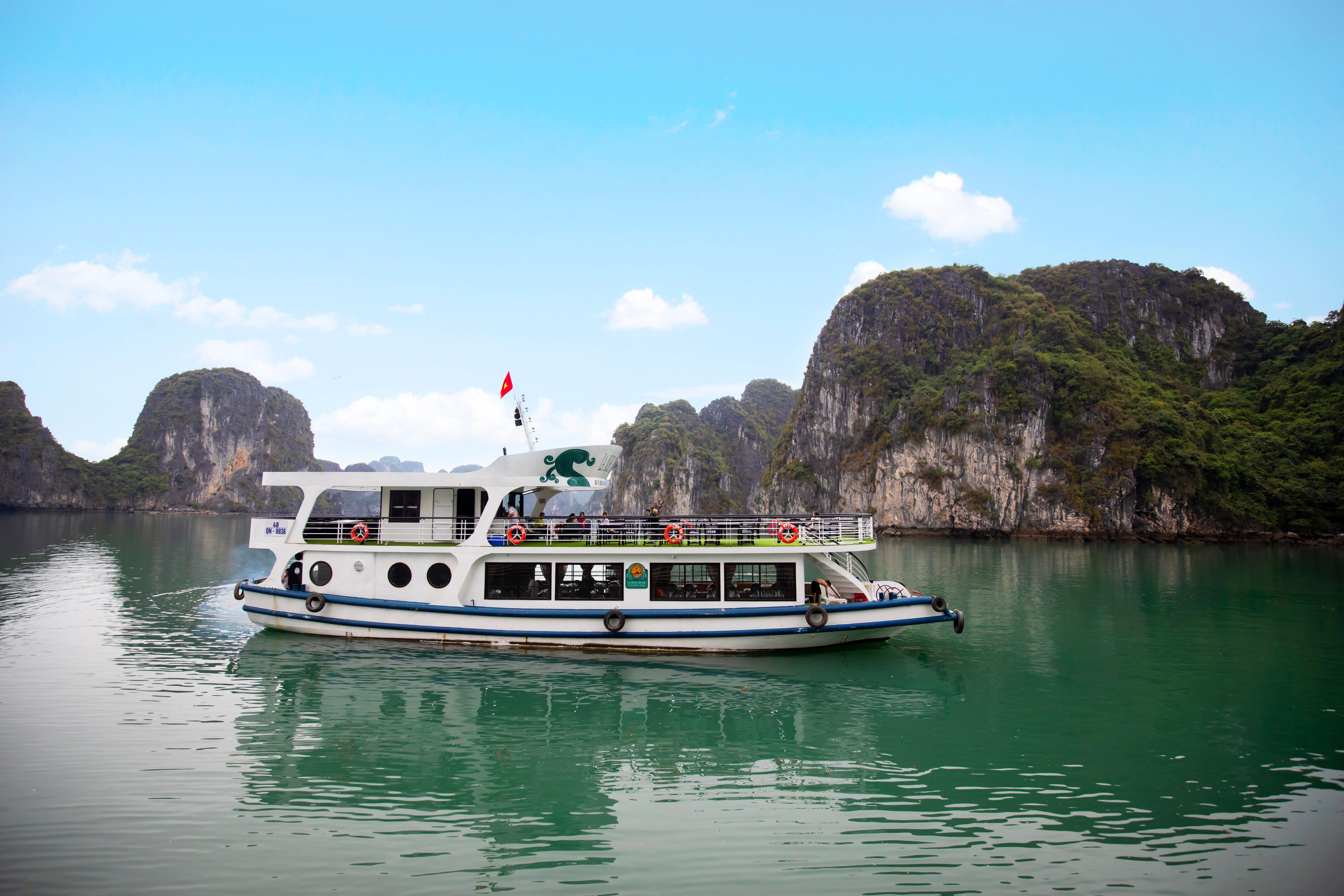 Bai Tu Long Bay Day Cruise with Off the Beaten Track Route