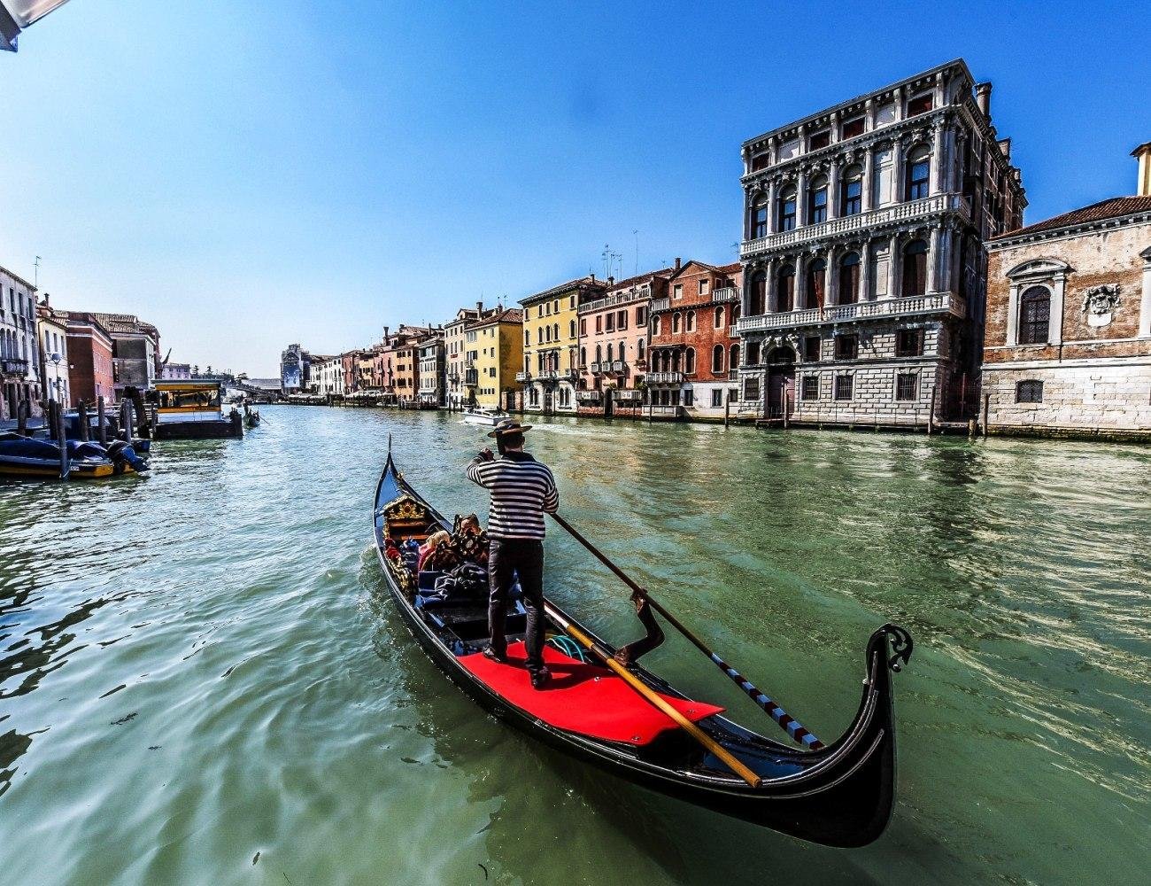 Venice Private Grand Canal Gondola Ride from Rialto