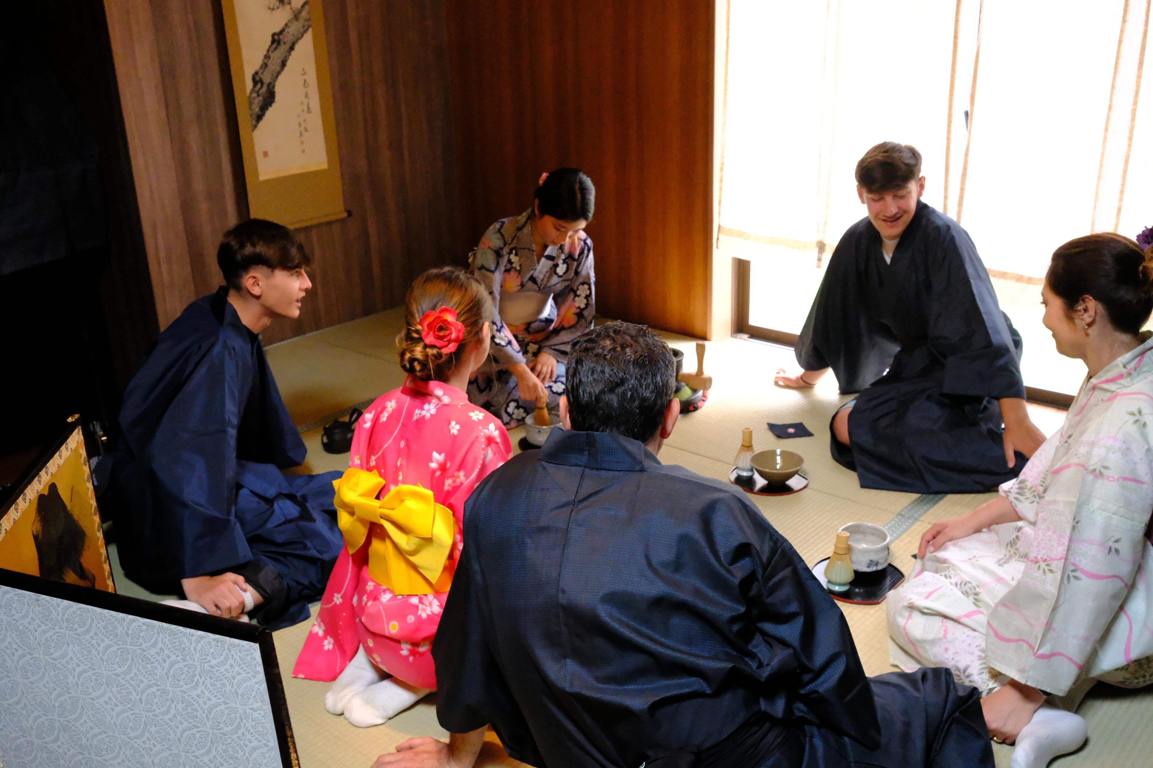 Privat upplevelse i Machiya i Kyoto: Tebjudning, kalligrafi & kimono