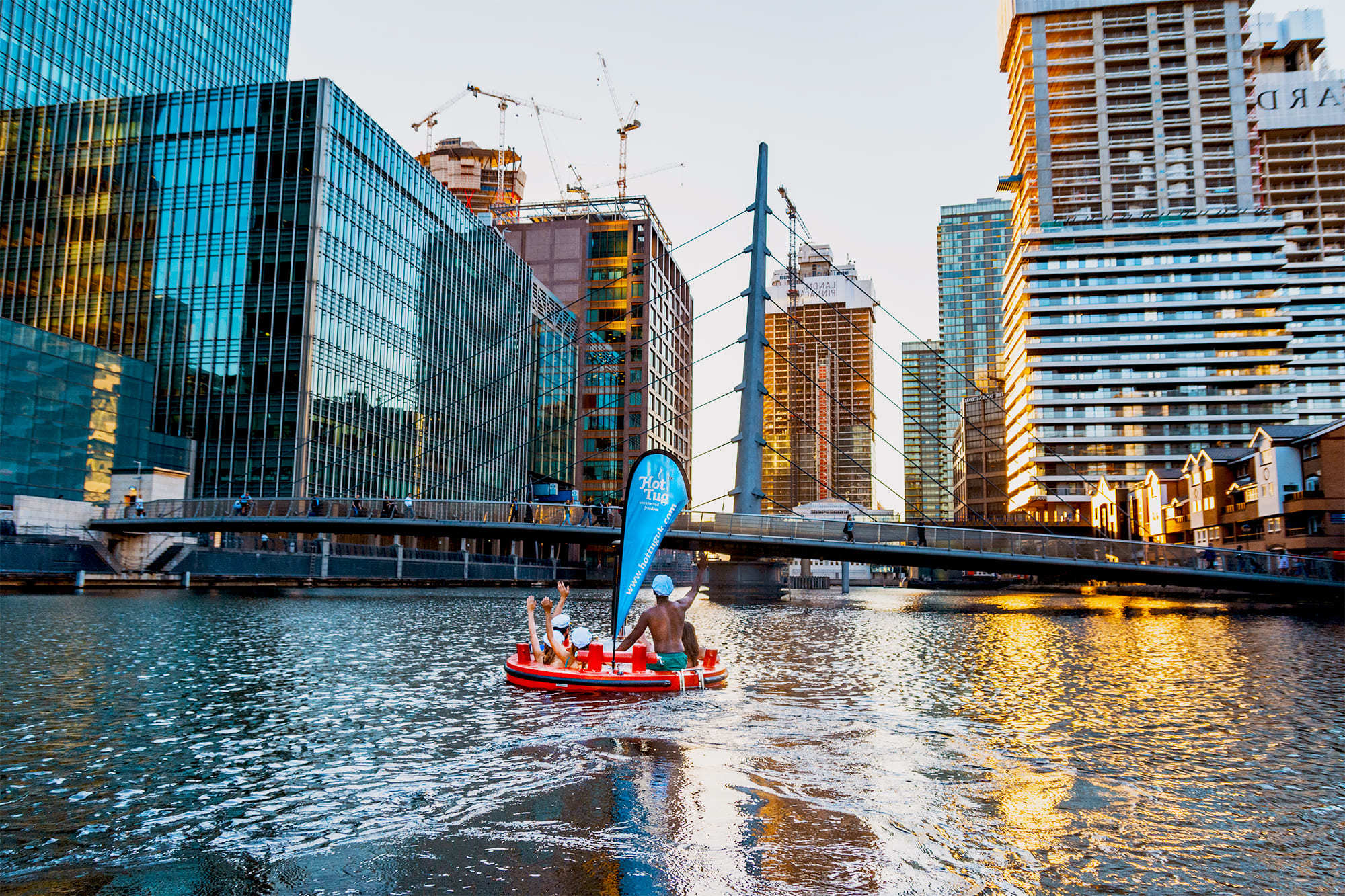Hot tub boat in the London Docklands — image 3