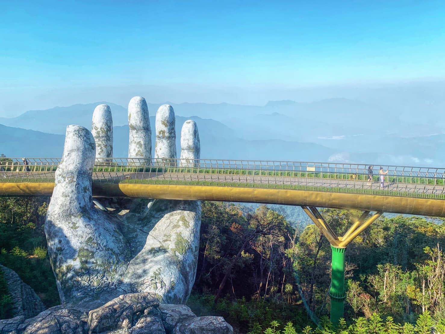 Shared Shuttle Bus to Ba Na Hills & Golden Bridge from Da Nang or Hoi An