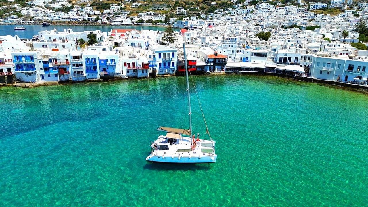 Mykonos Catamaran Cruise with Onboard Lunch and Drinks