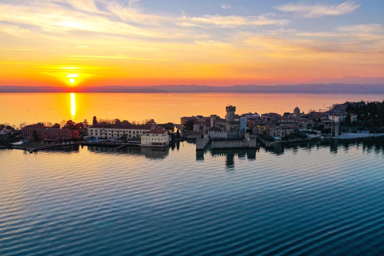 Lake Garda Speedboat Castle Tour with Wine & Swimming