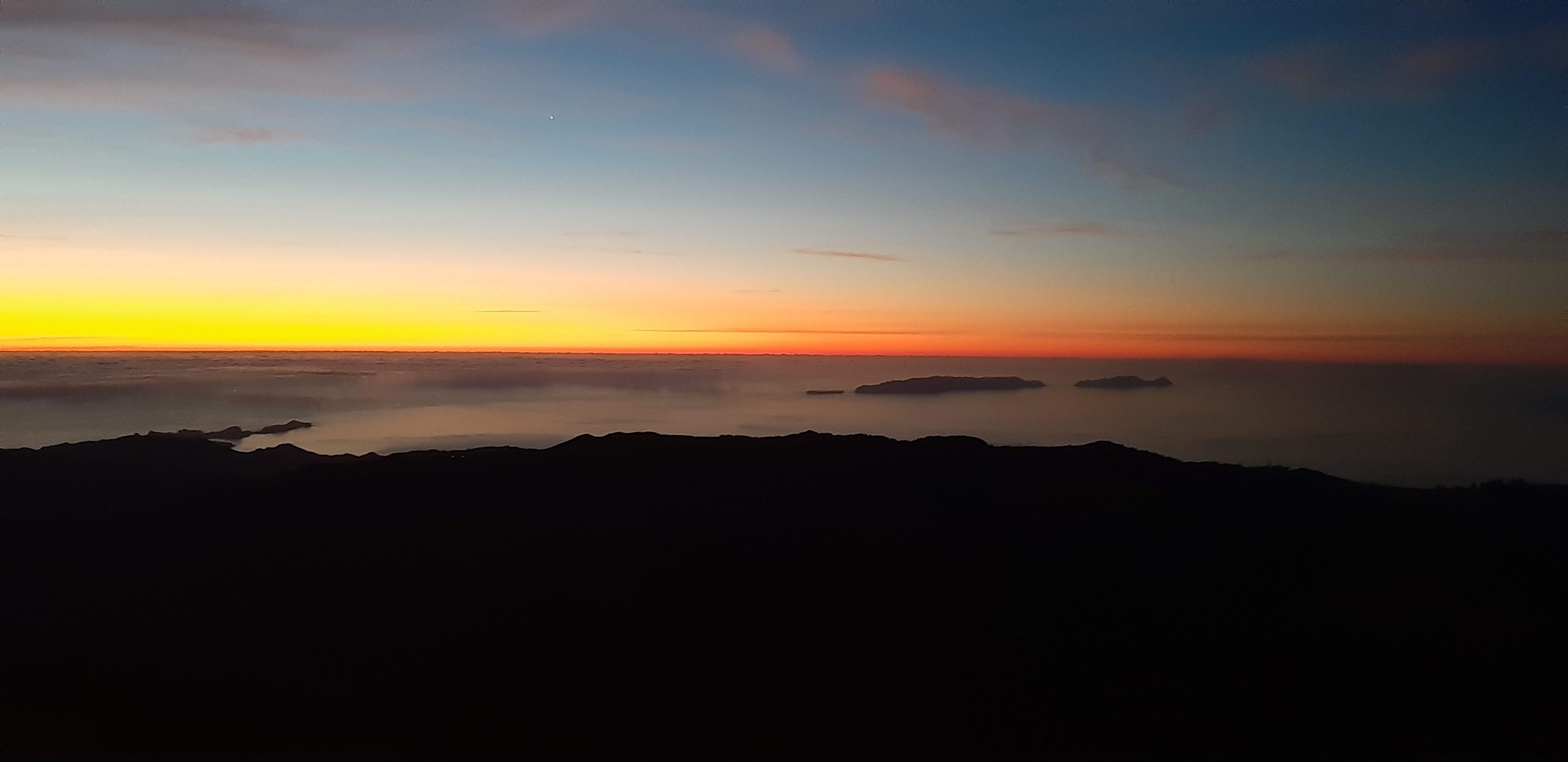 Private Sunrise Hike: Pico Arieiro to Pico Ruivo