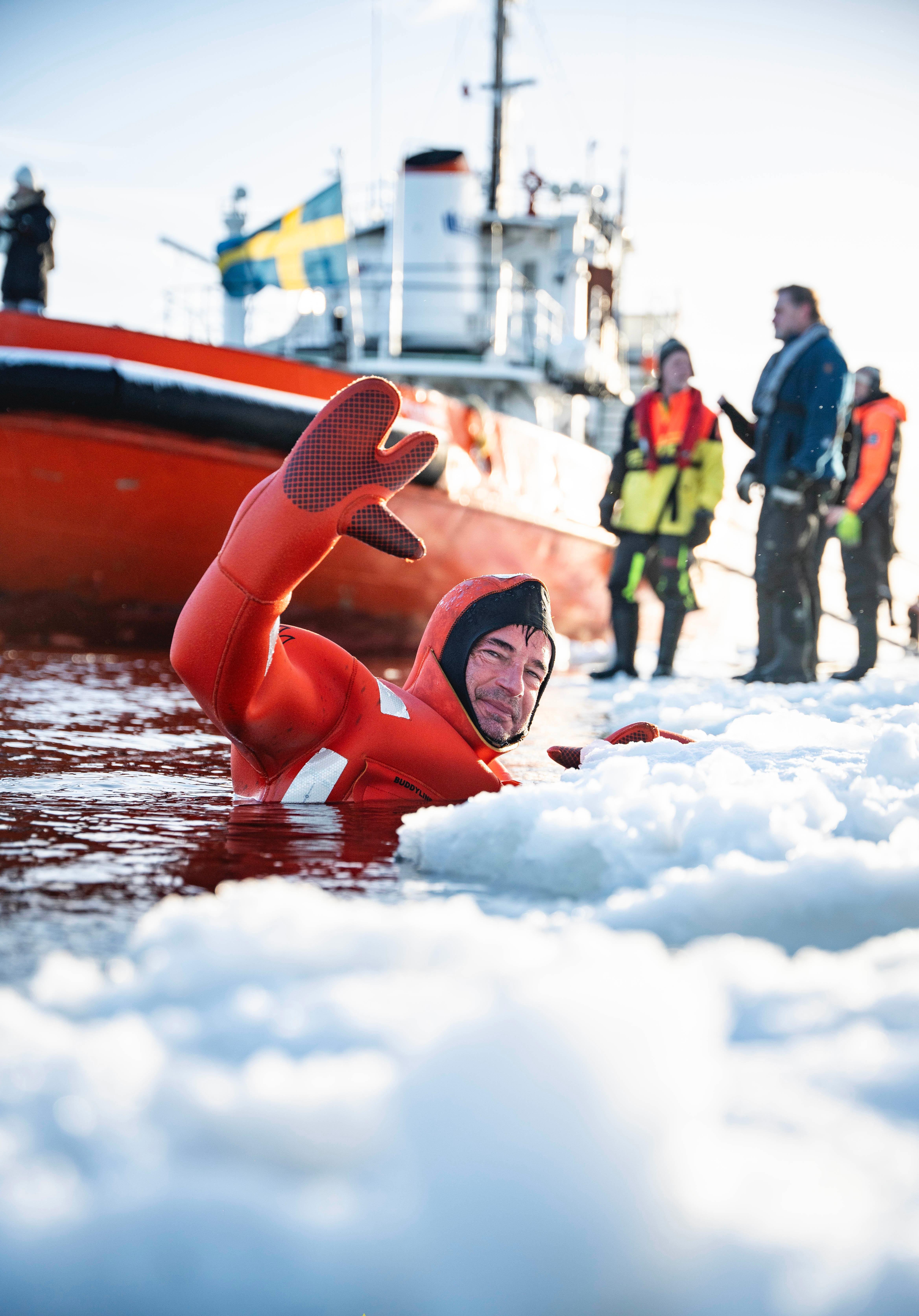Arctic Icebreaker Cruise with Ice Floating in Lapland