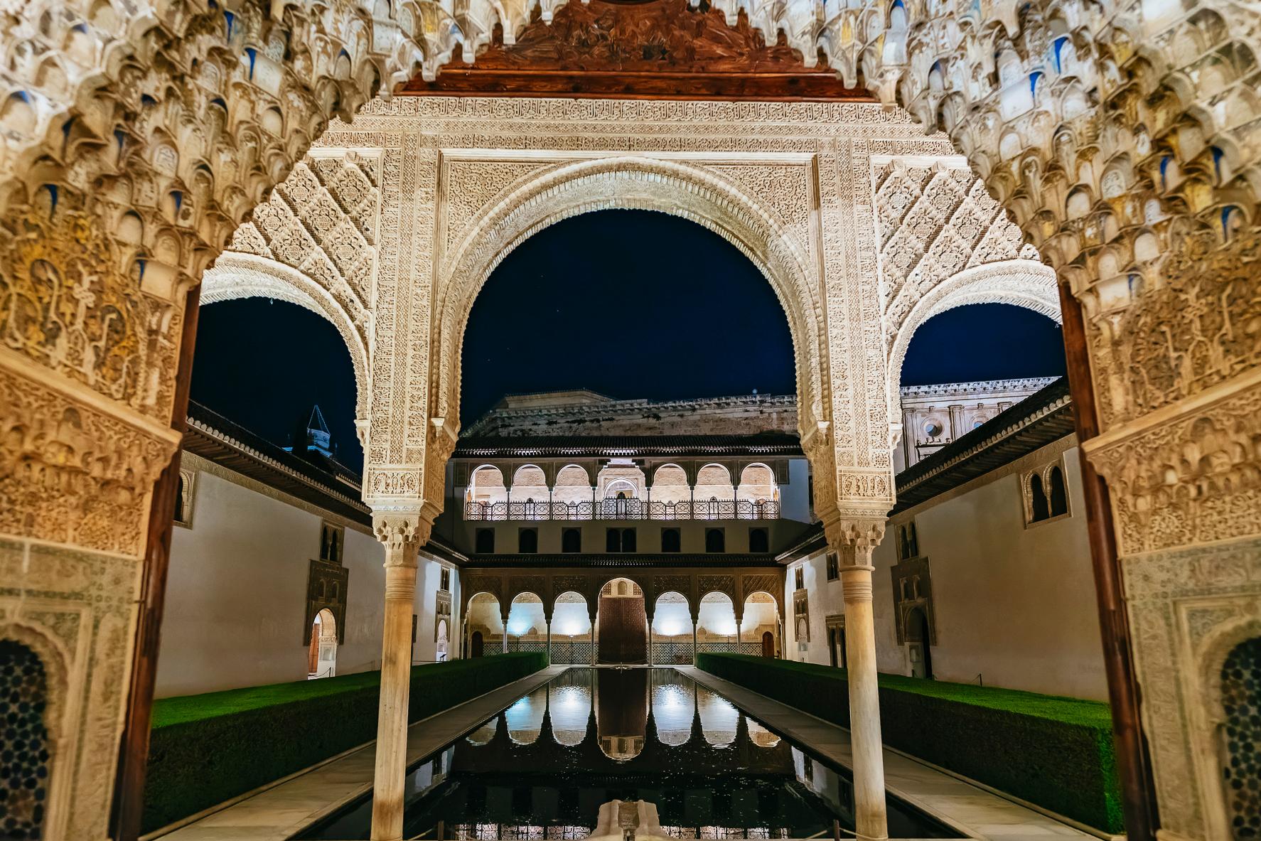 Alhambra & Nasrid Palaces: Exclusive Evening Guided Tour