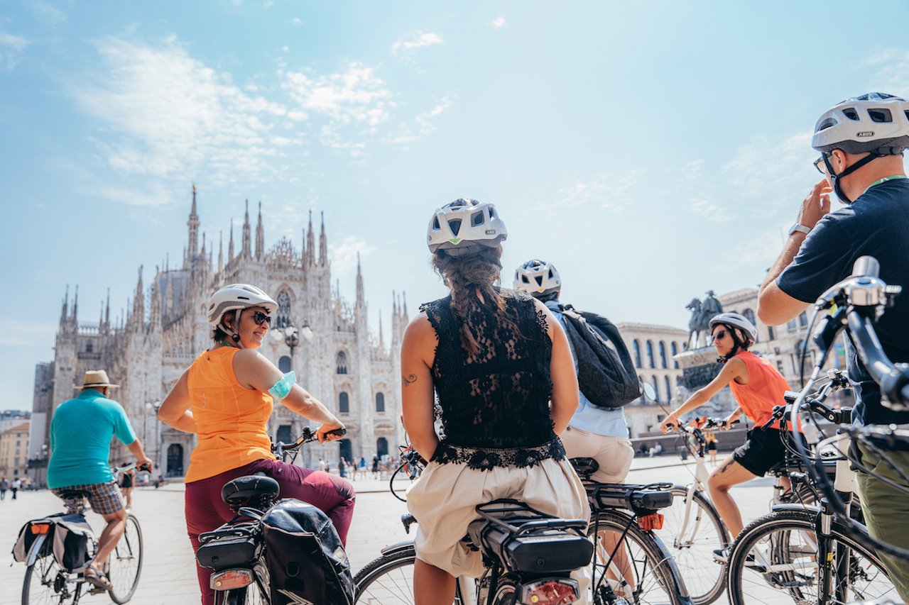 Milan Highlights and Modern Districts E-Bike Tour
