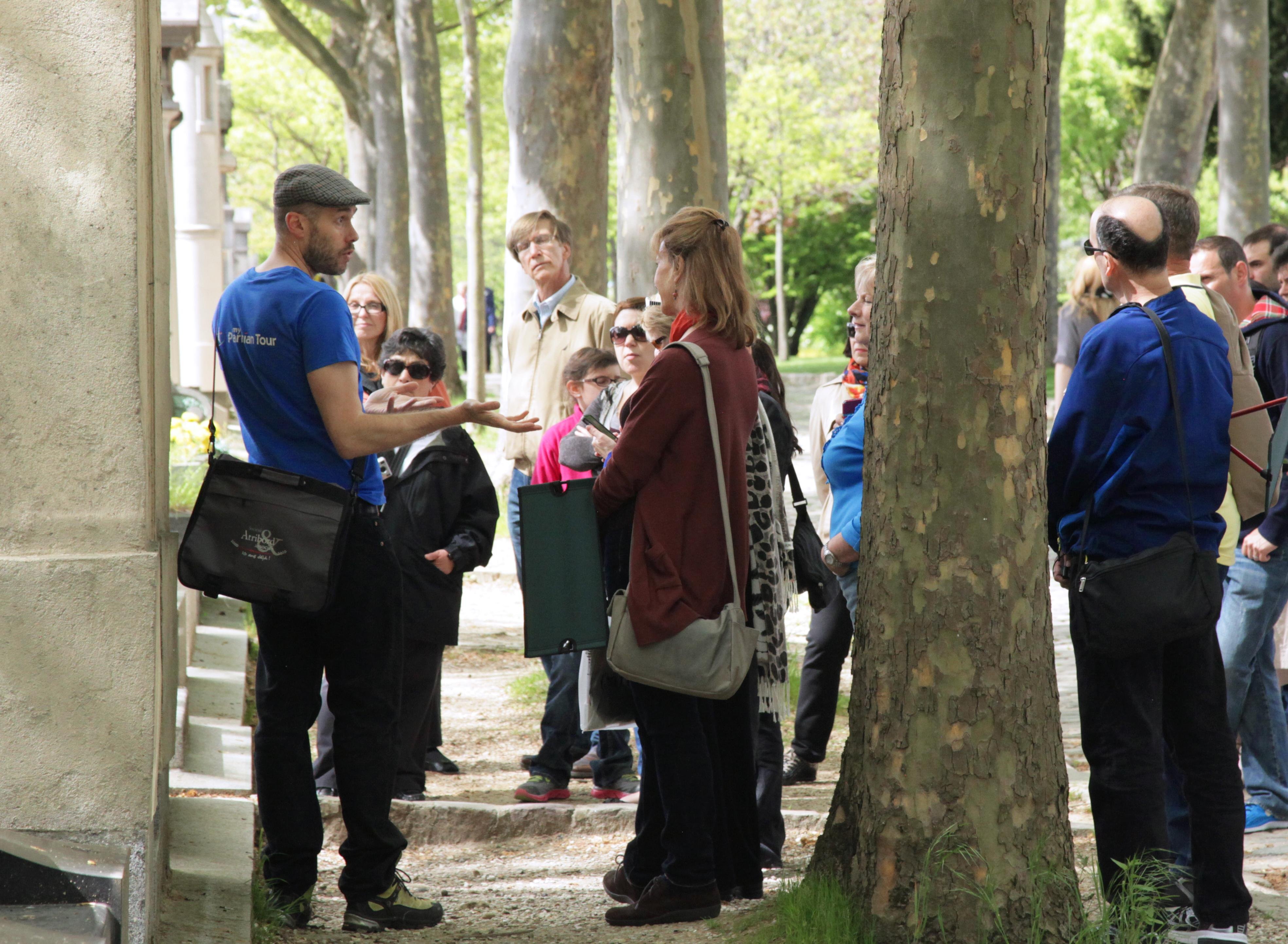 Paris: Famous Graves of Pere Lachaise Cemetery Guided Tour