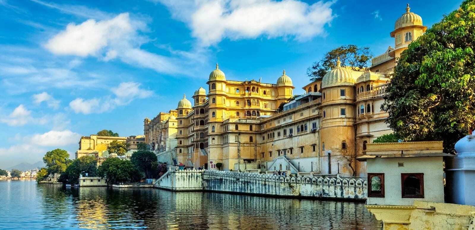 Udaipur Palace & Lake Pichola Boat Adventure