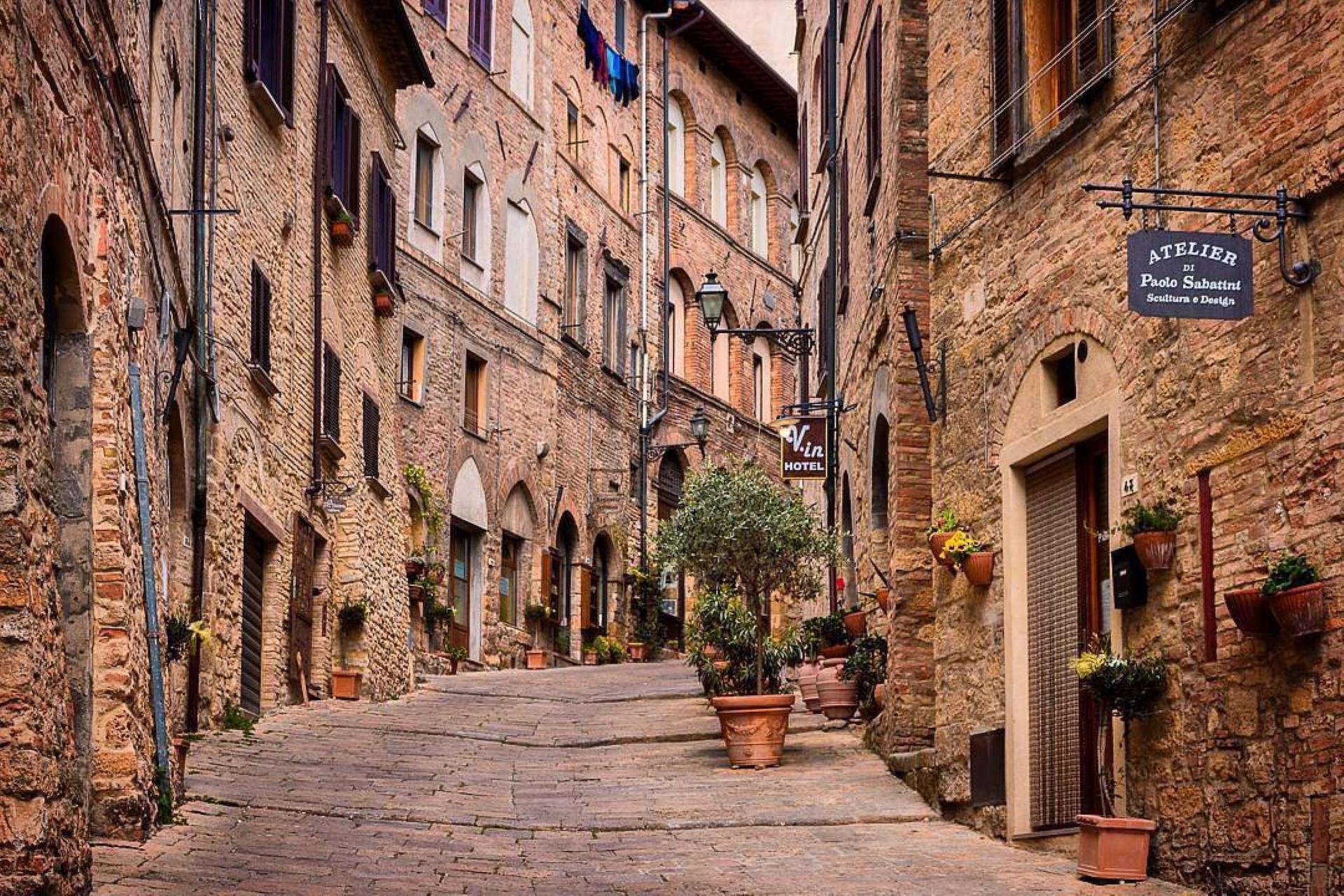 Private Tuscany Tour: Volterra & San Gimignano