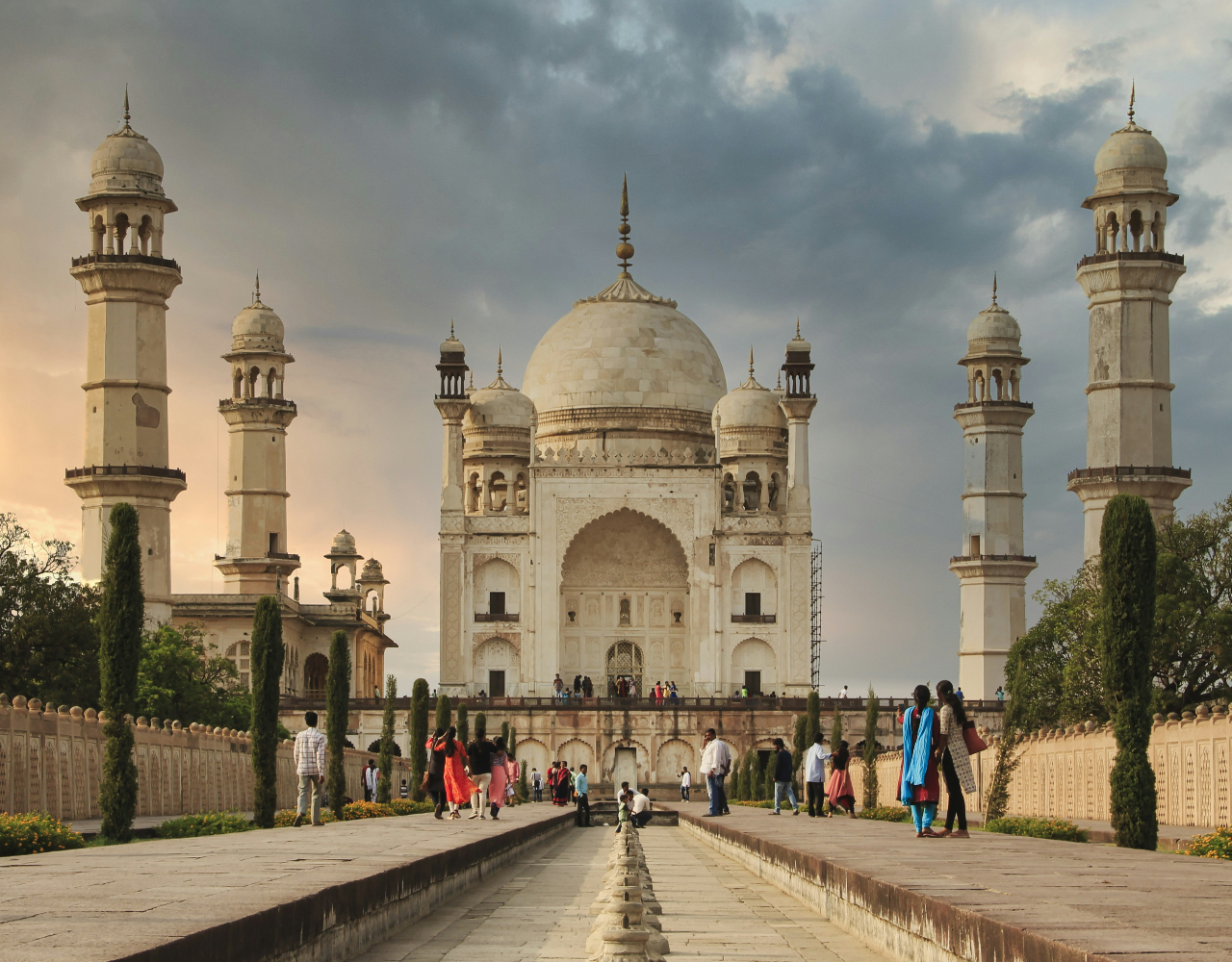 Aurangabad: Ajanta or Ellora Caves & Bibi Ka Maqbara Private Tour