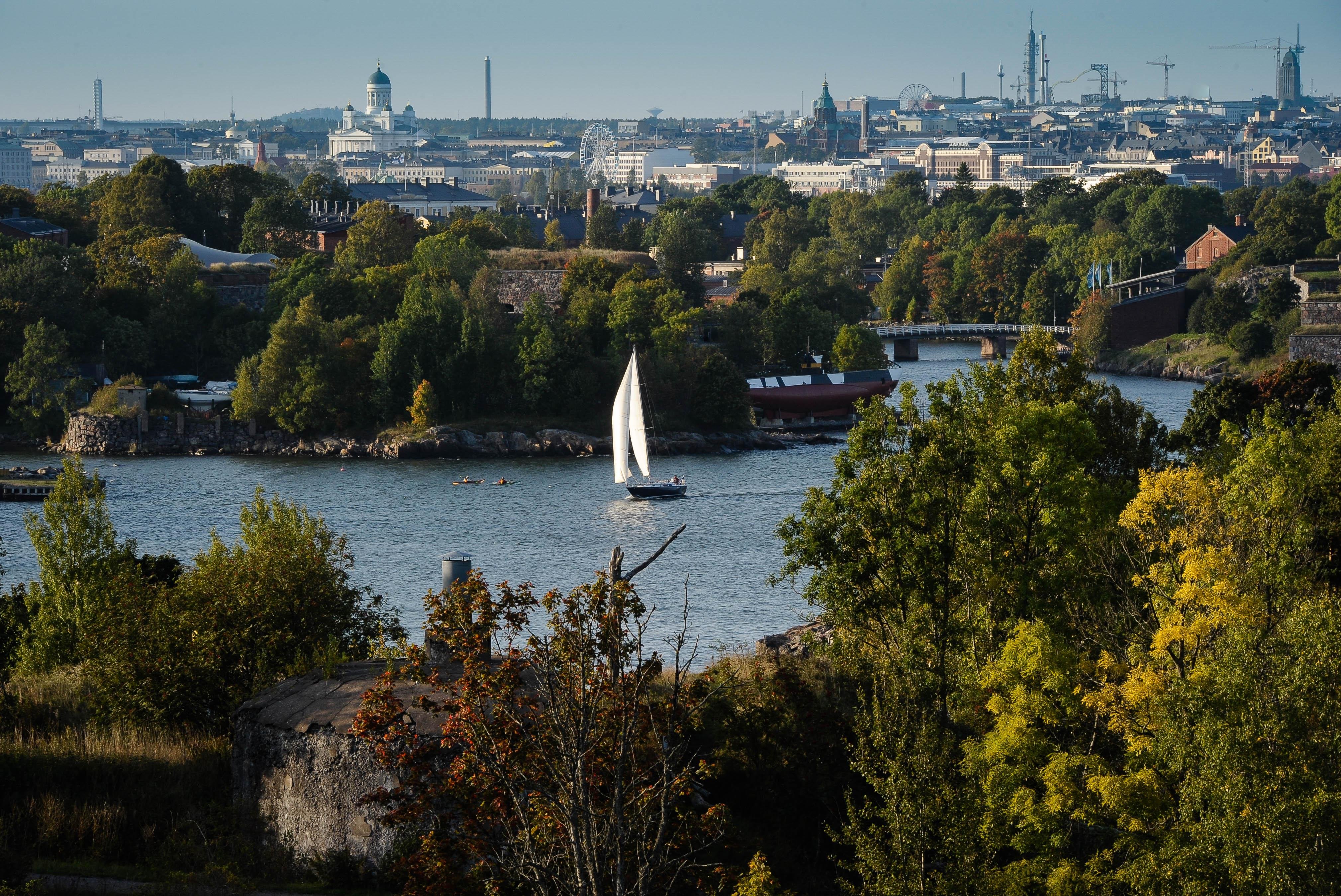 Helsinki canal and archipelago boat tour — sea fortress, islands and harbour views — image 6