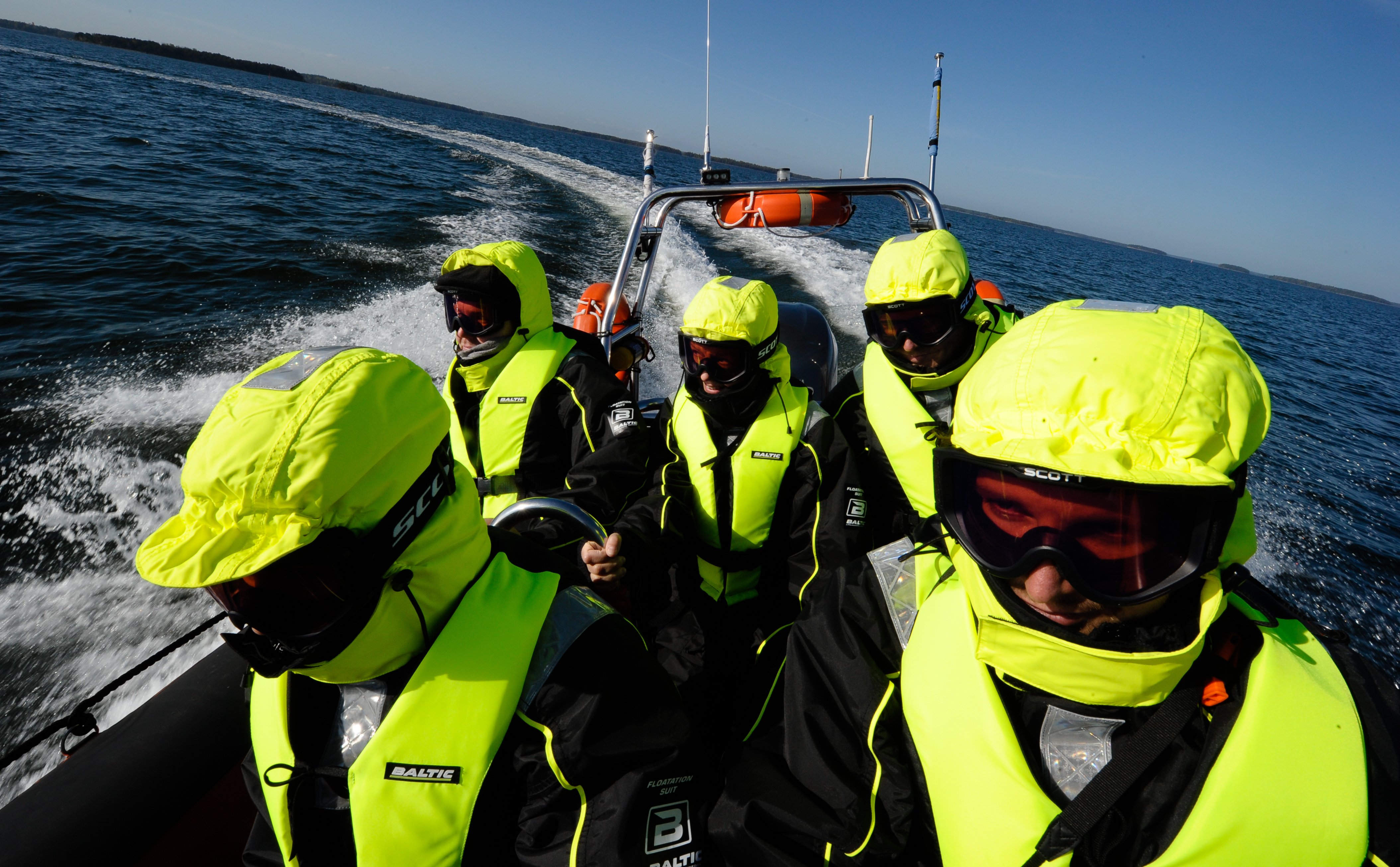 Helsinki canal and archipelago boat tour — sea fortress, islands and harbour views — image 3