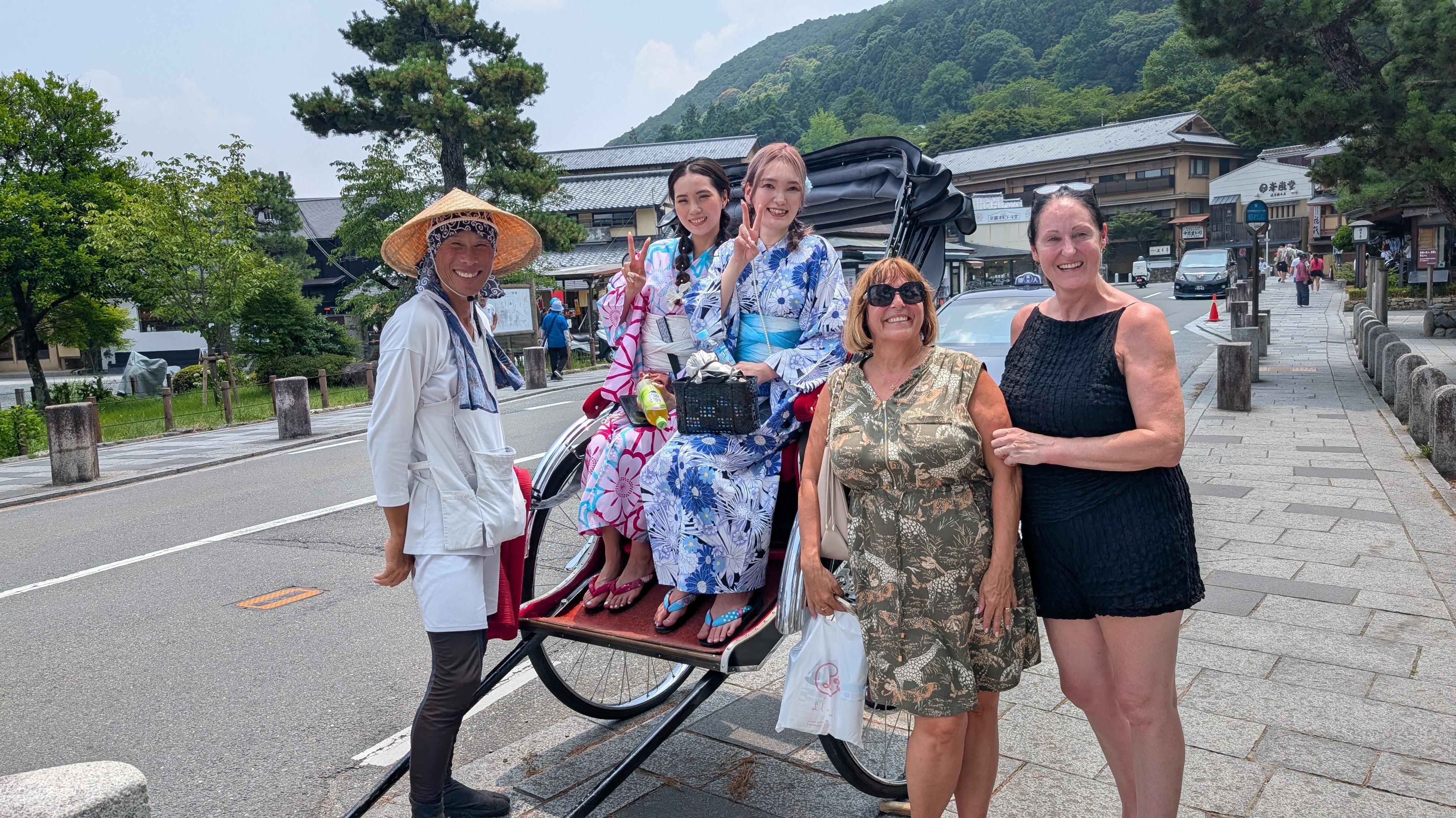嵐山ガイド付きウォーキングツアー（モンキーパークまたは酒蔵体験の選択可）