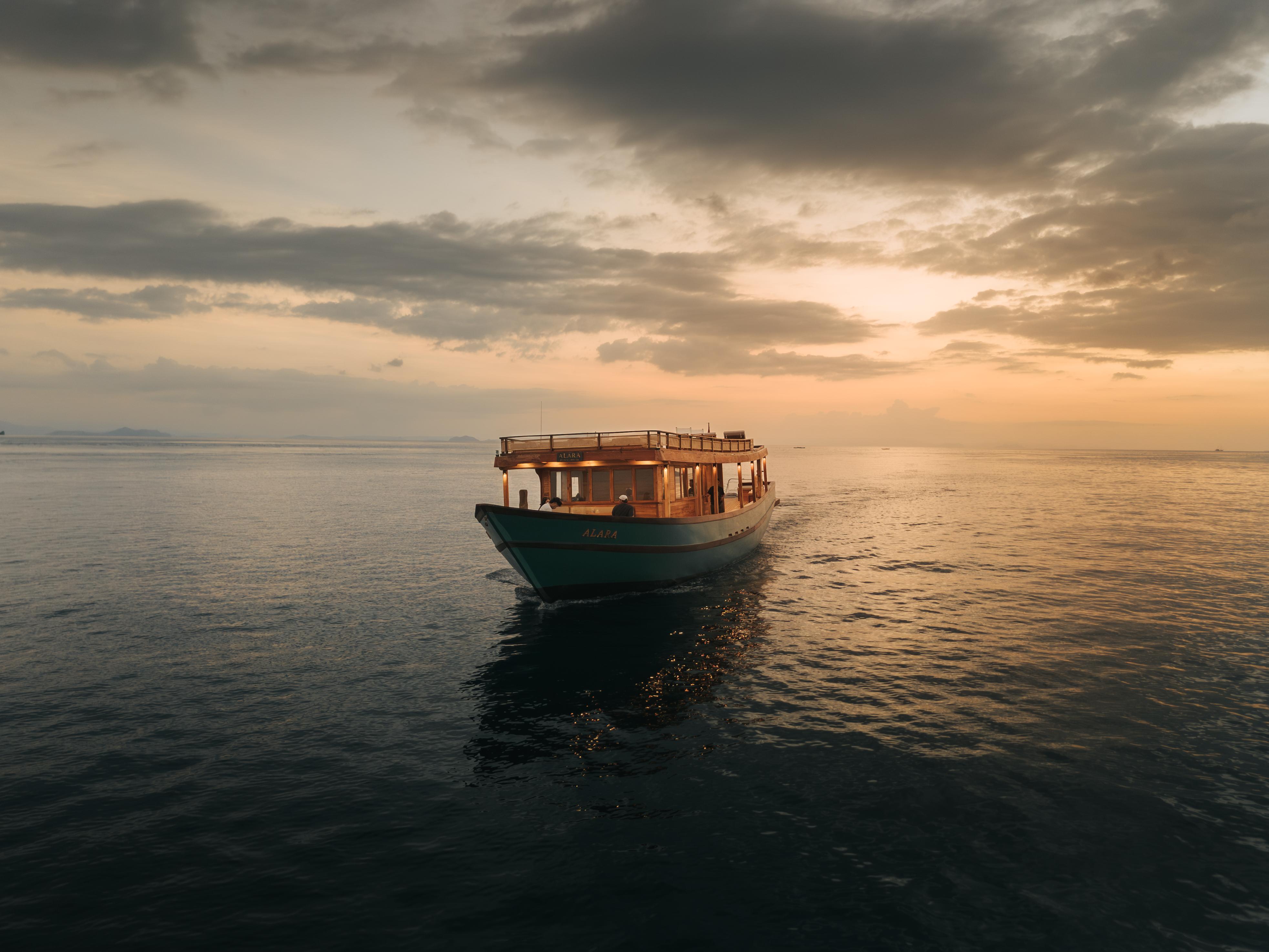 Premium Komodo Island-Hopping: 4-Stop Day Tour with Photography