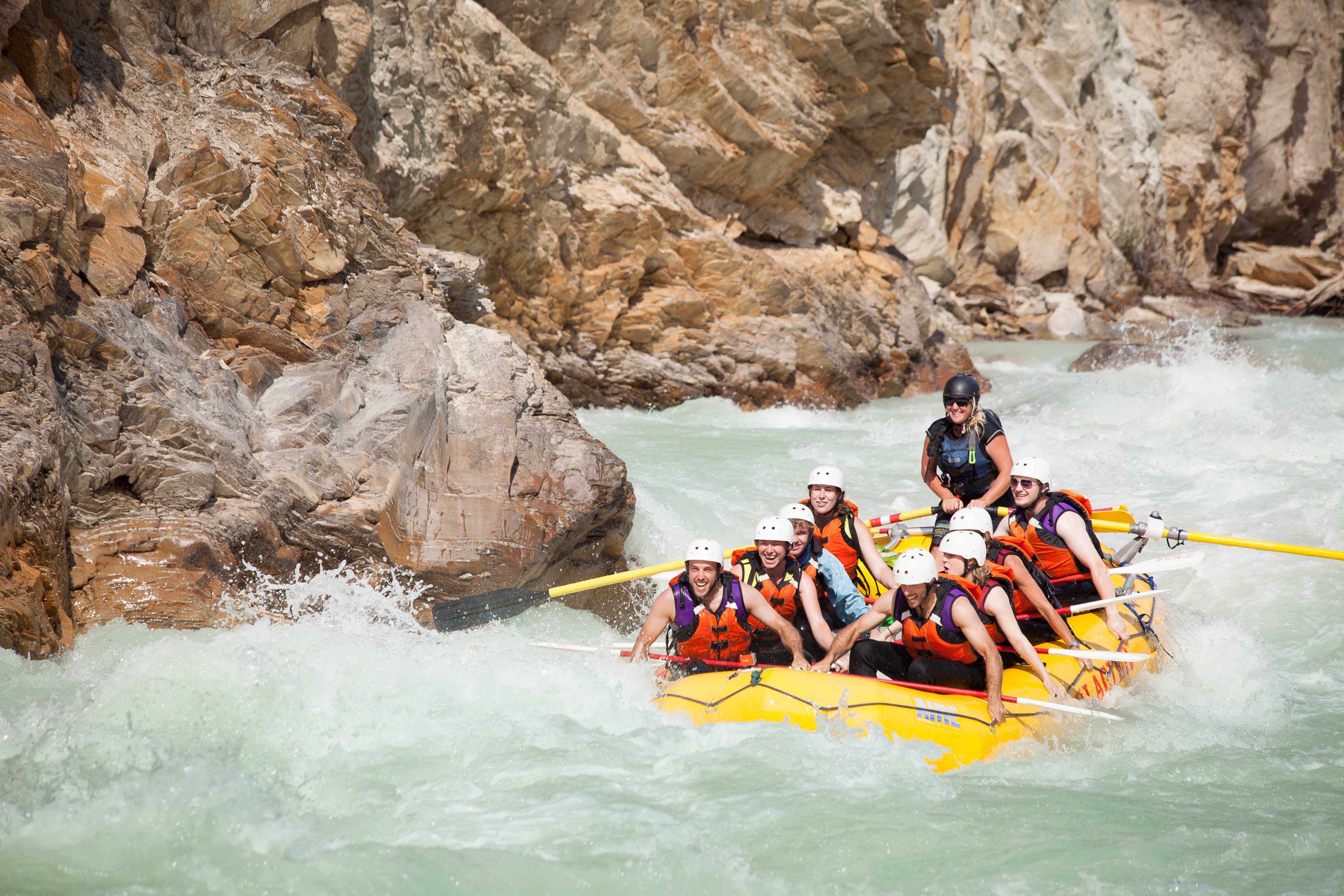 Kicking Horse River whitewater raft experience with BBQ — Canadian Rockies rafting (1)