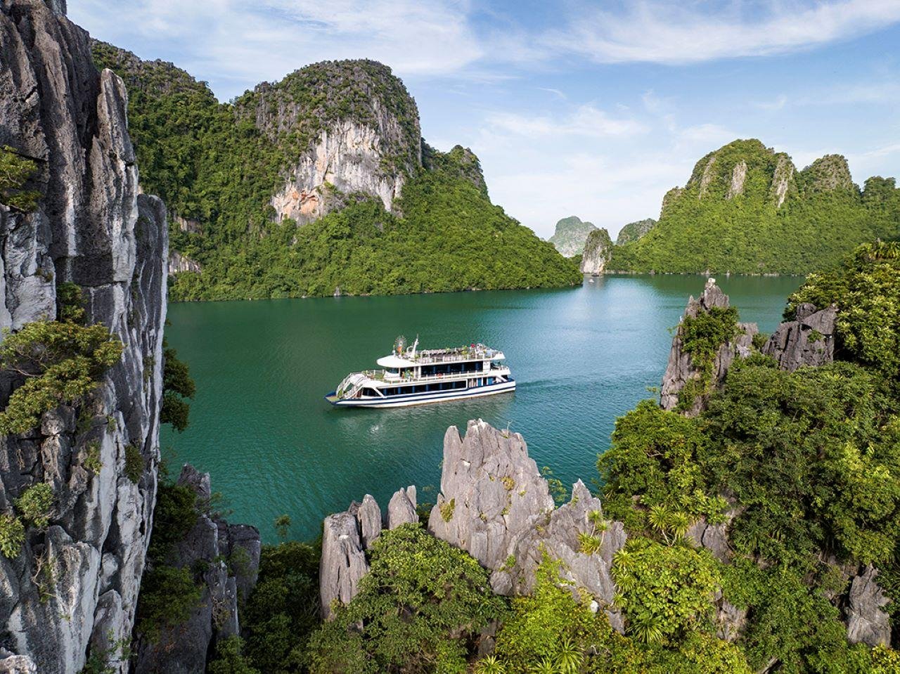 Ha Long Bay Day Trip from Hanoi: Luxury or Standard Cruise with Lunch