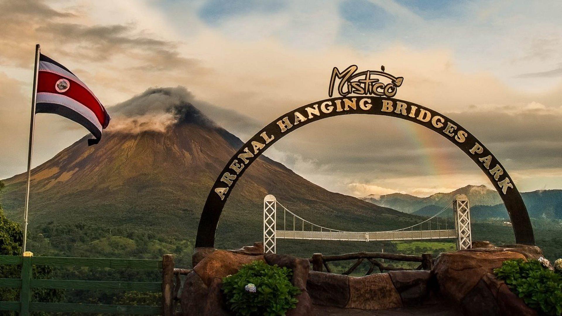 La Fortuna Full-Day Nature Tour: Hanging Bridges, Volcano & Waterfall