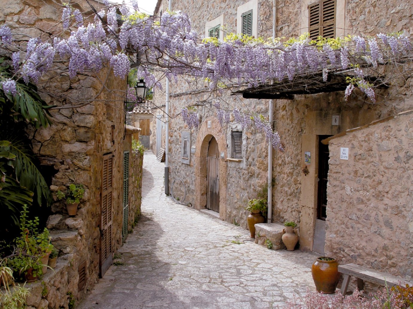 Valldemossa Village Tour with Round-Trip Transport from Palma