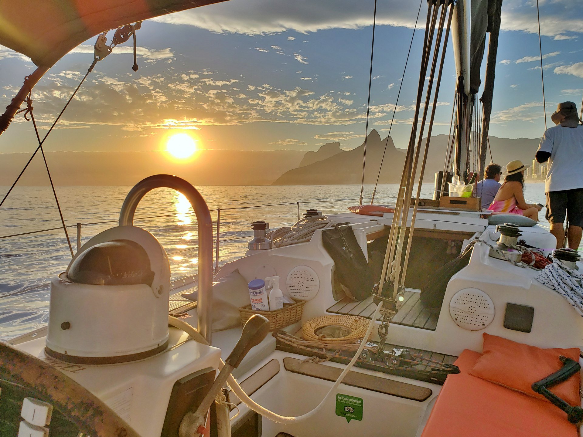 Rio de Janeiro: Guanabara Bay Sunset Sailing with Drinks