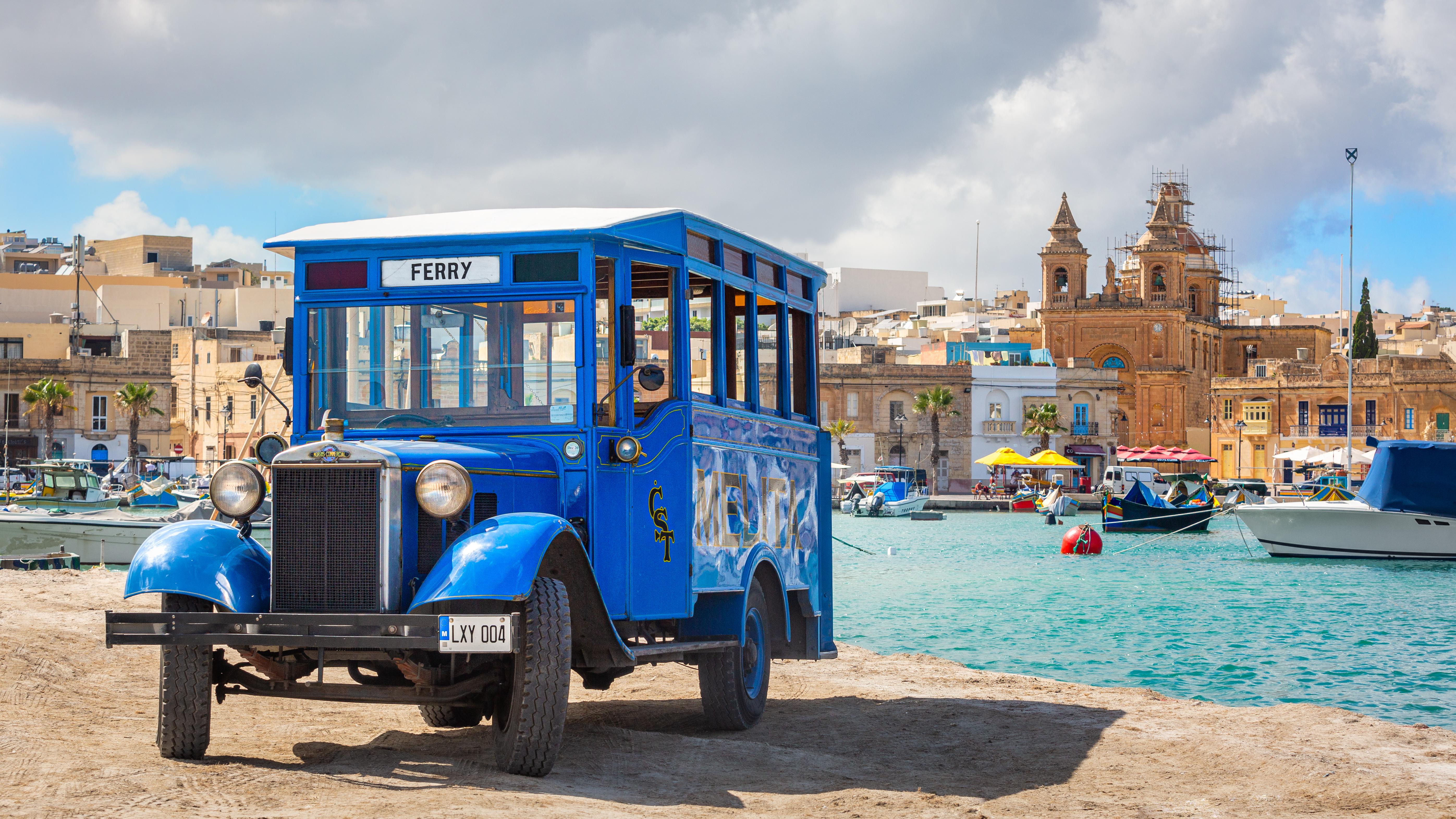 Vintage Bus Tour: Mdina Palace, Dingli Cliffs & Buskett Gardens