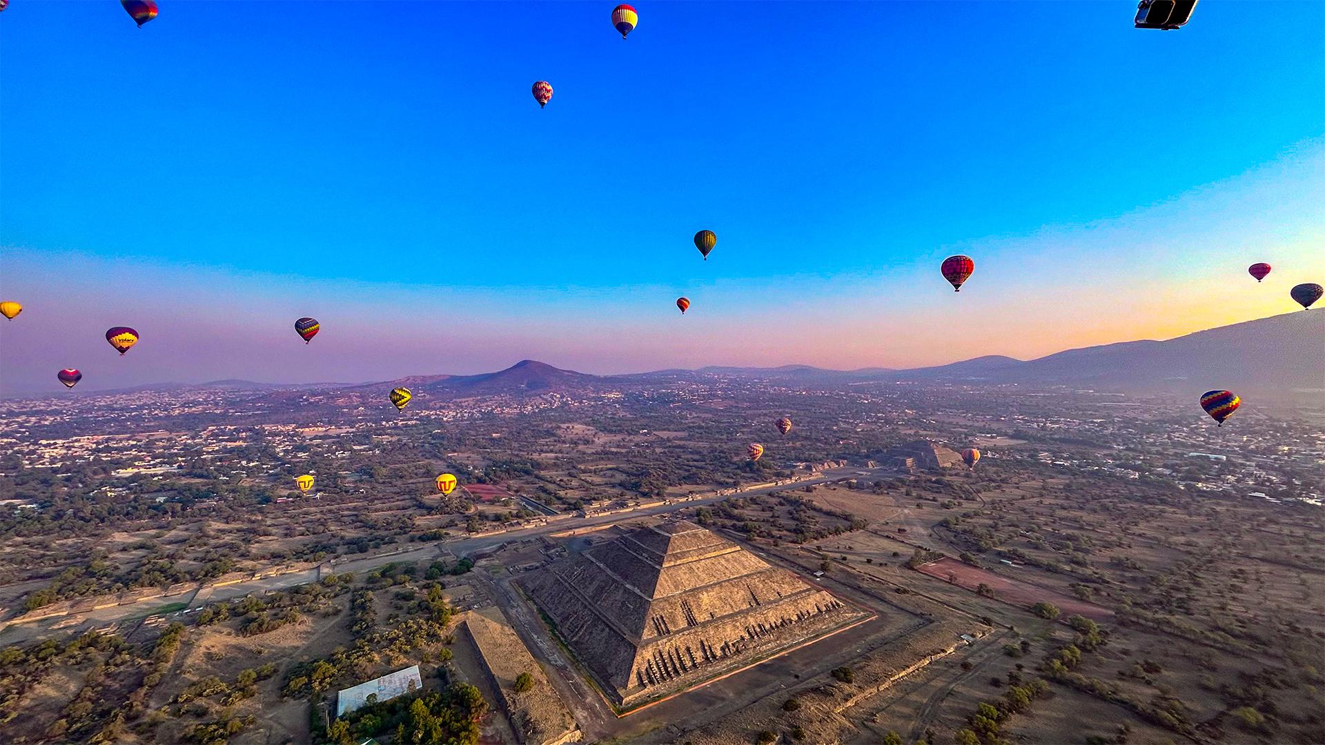 Teotihuacan Sunrise Hot Air Balloon Flight with Breakfast