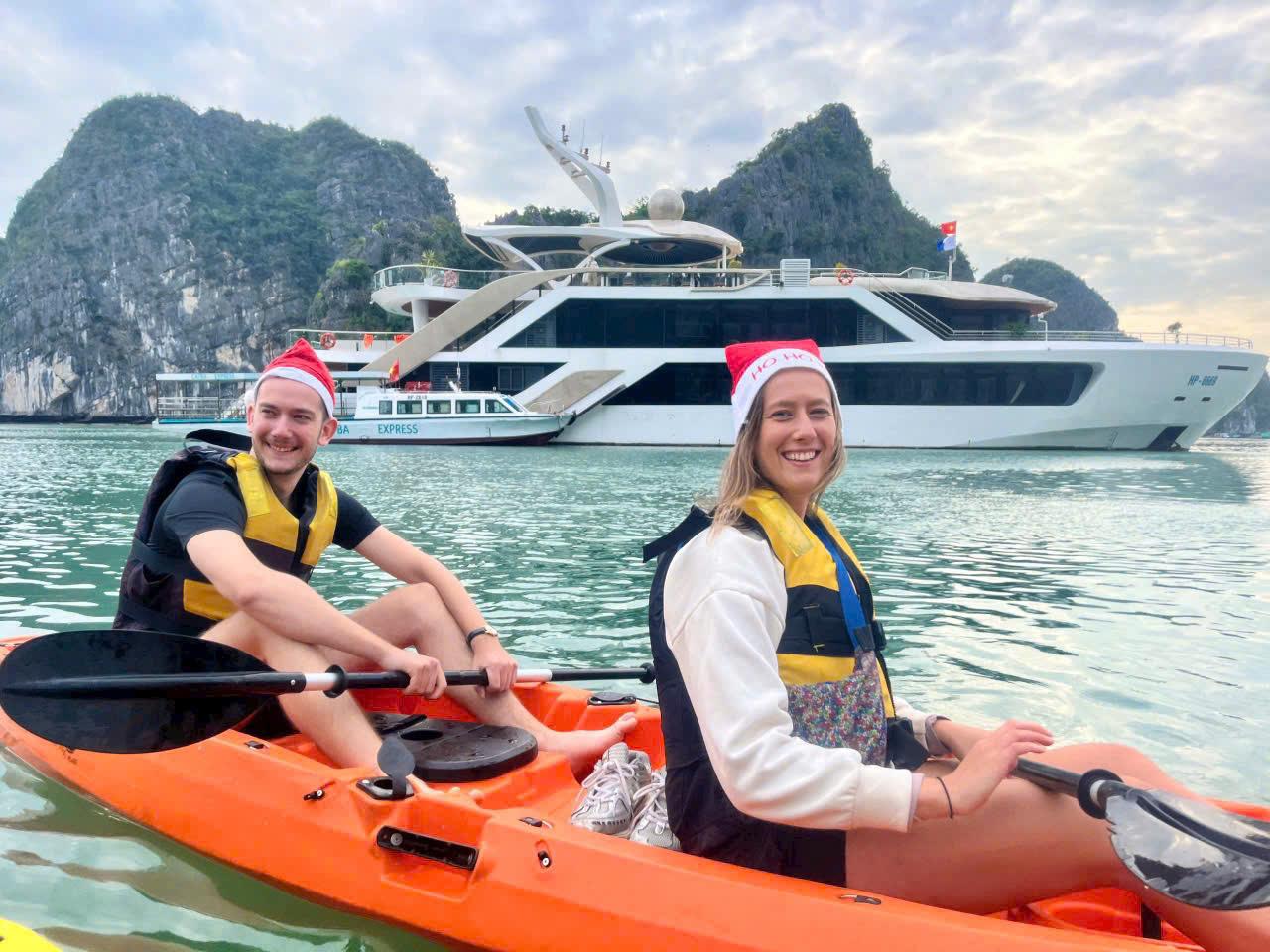 Premium Lan Ha Bay Day Cruise from Hanoi or Cat Ba