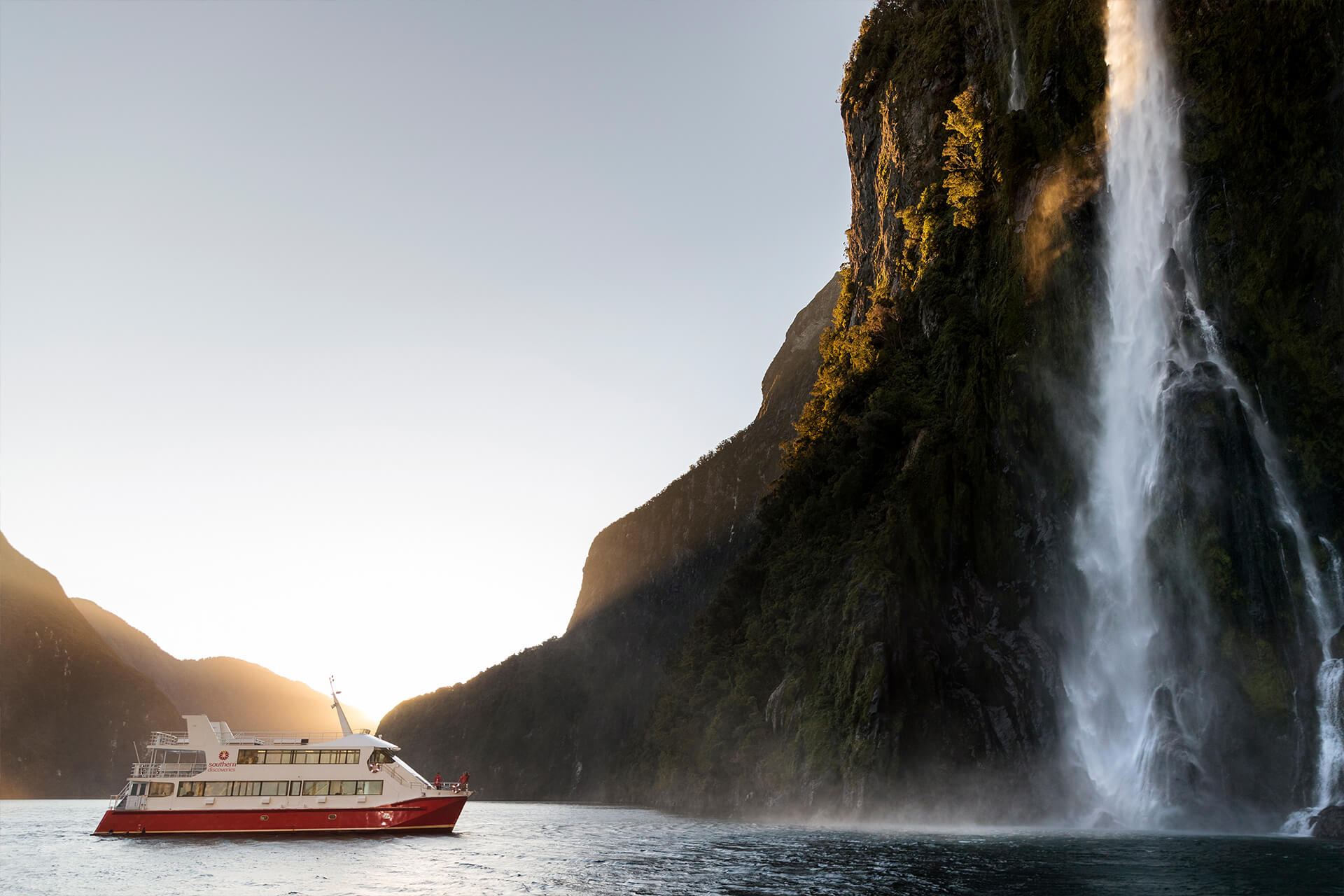 Milford Sound Helicopter & Fjord Cruise from Queenstown