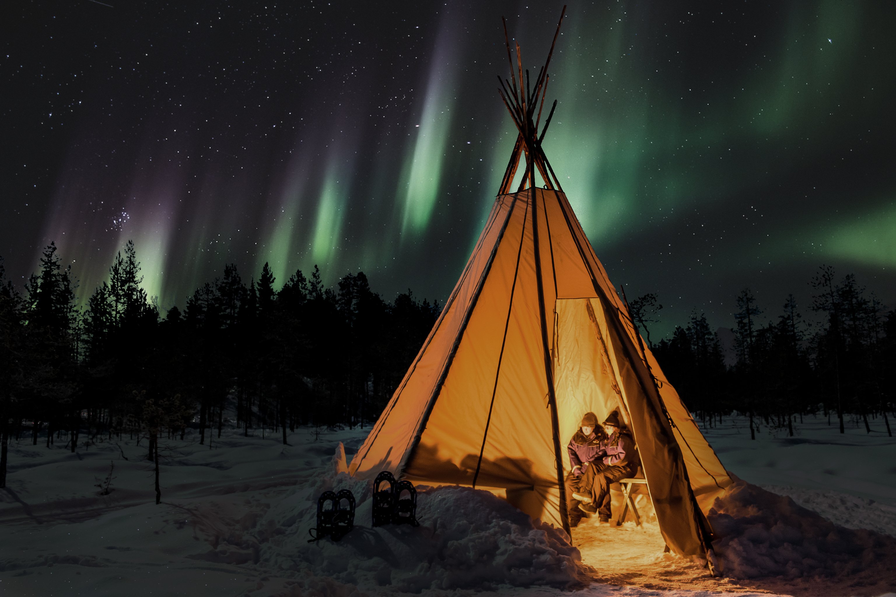 Aurora Hunt with Campfire Dinner in Levi