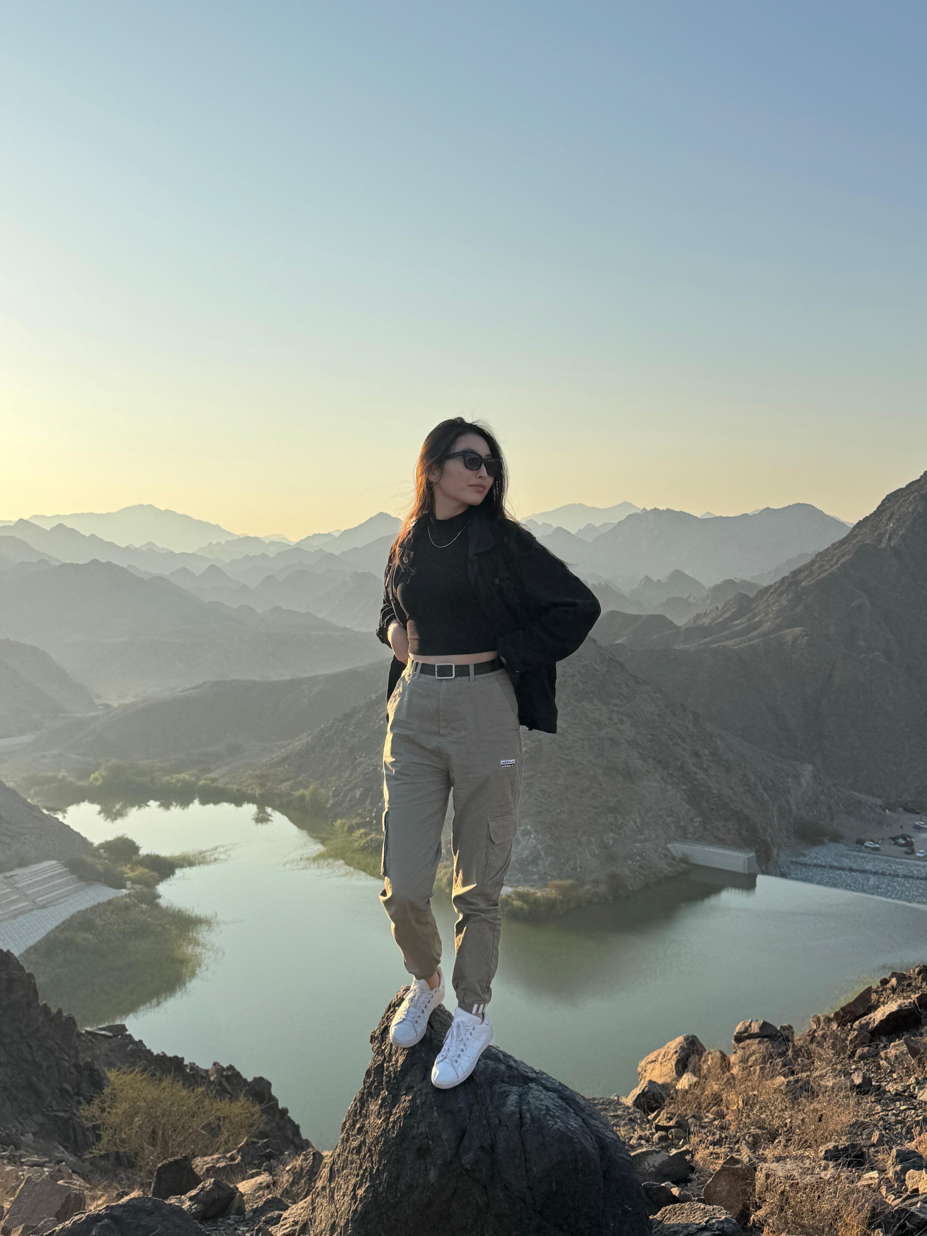 Wadi Shawka: Guided Mountain Hiking Day Trip from Dubai