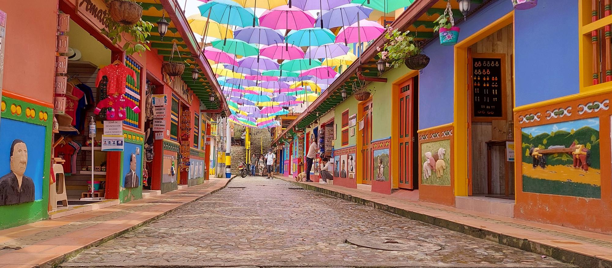 Private Guatapé Day Trip with Meals & Boat Ride