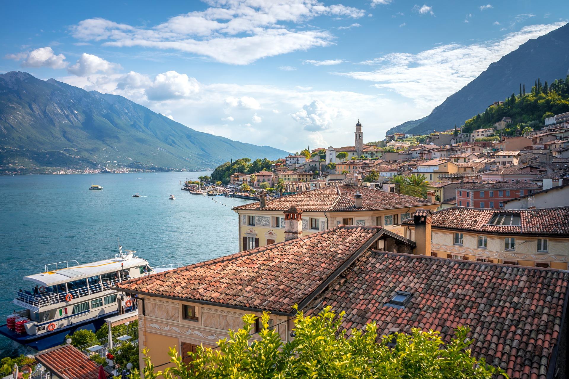 Lake Garda Villages: Guided Coach & Boat Experience