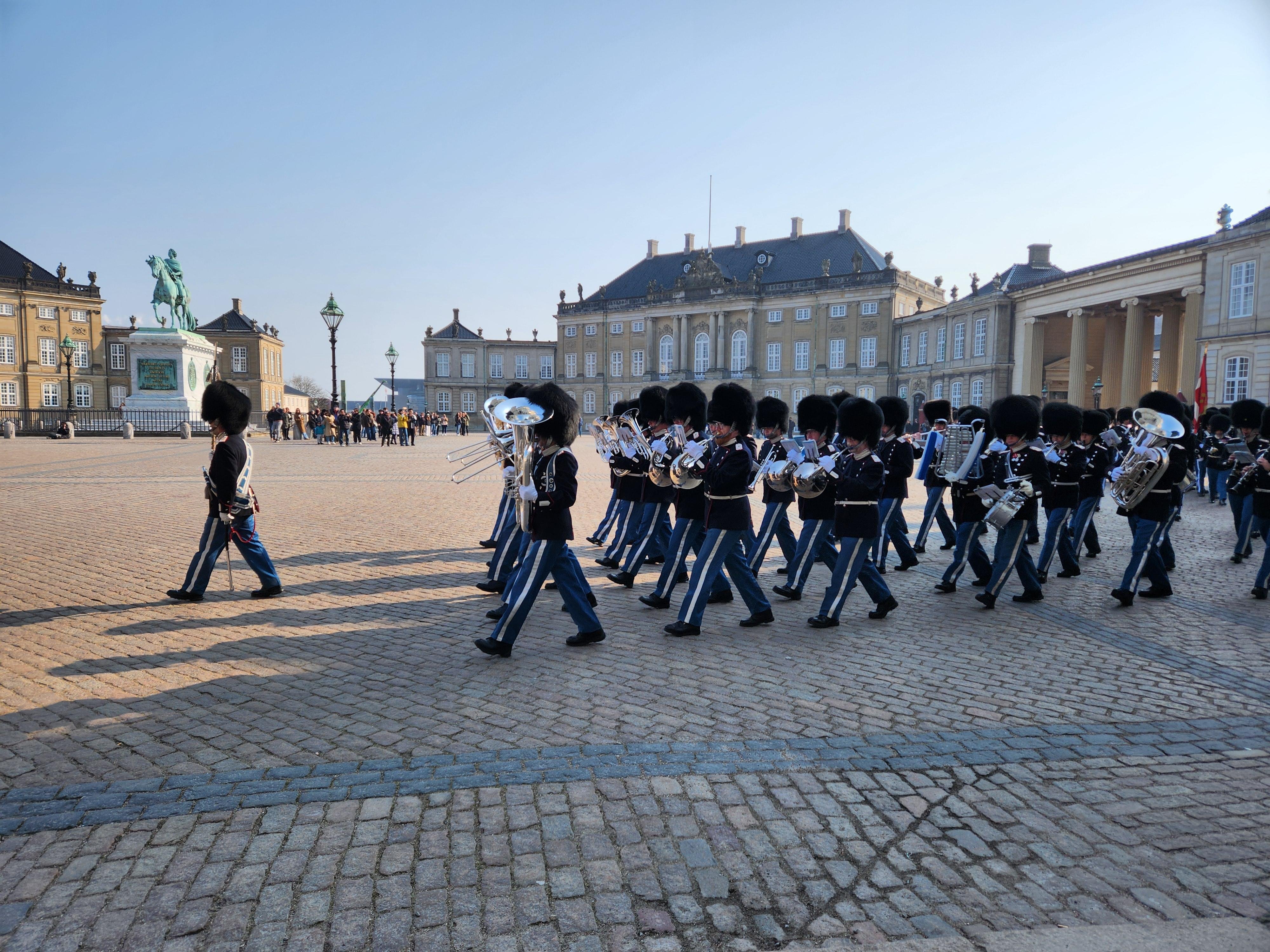 Walk & Canal Tour: Copenhagen Highlights + Changing of Guard