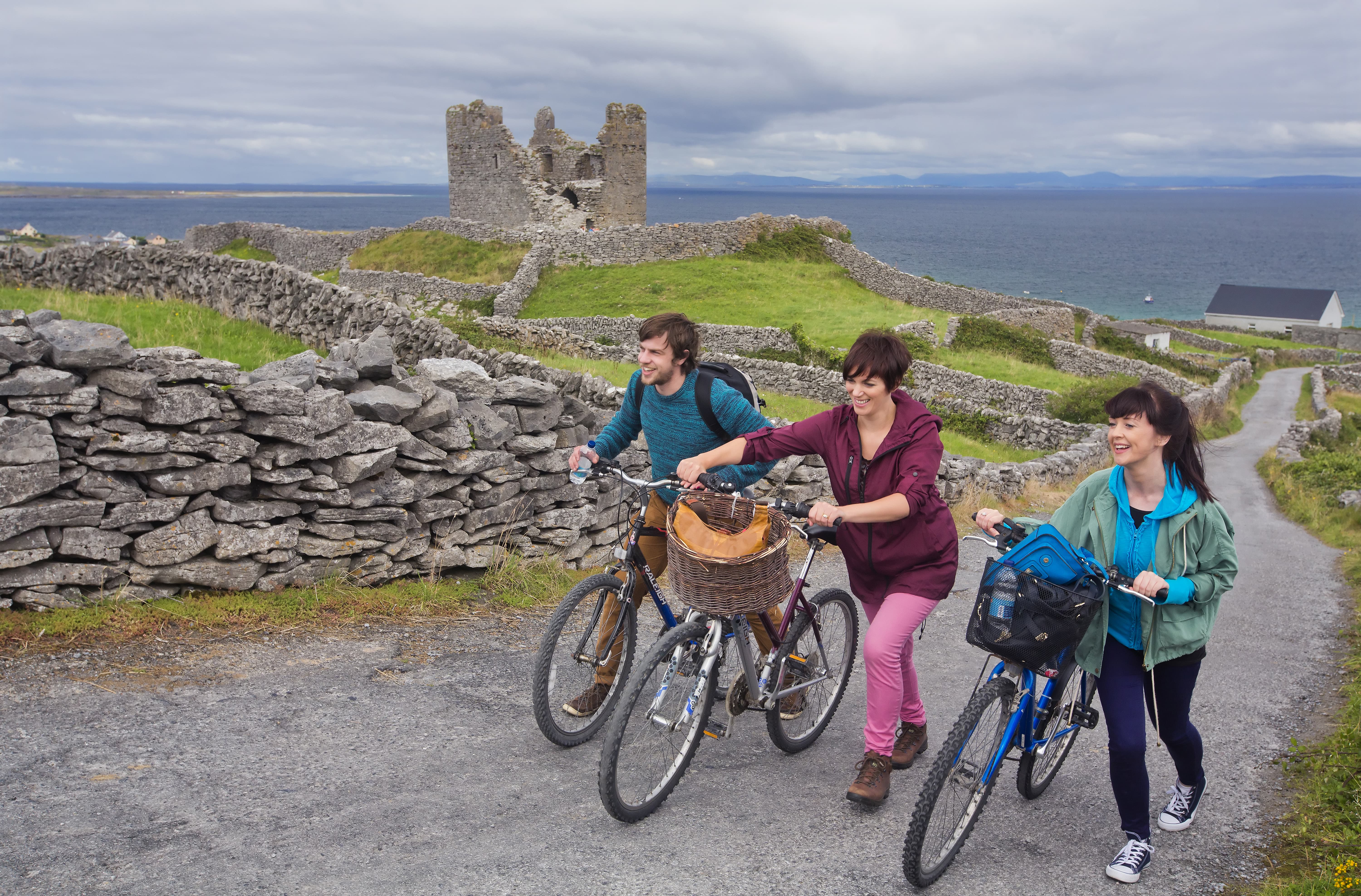 From Doolin: Day Trip to Inisheer with Bike or Bus Tour