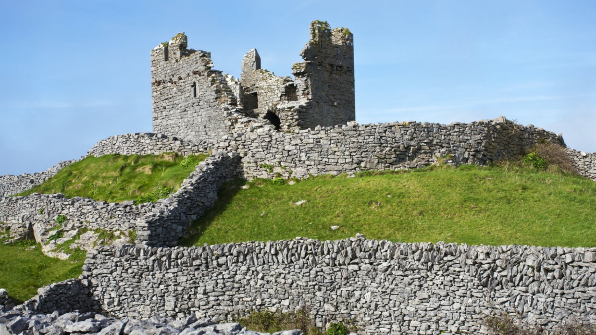 From Doolin: Day Trip to Inisheer with Bike or Bus Tour