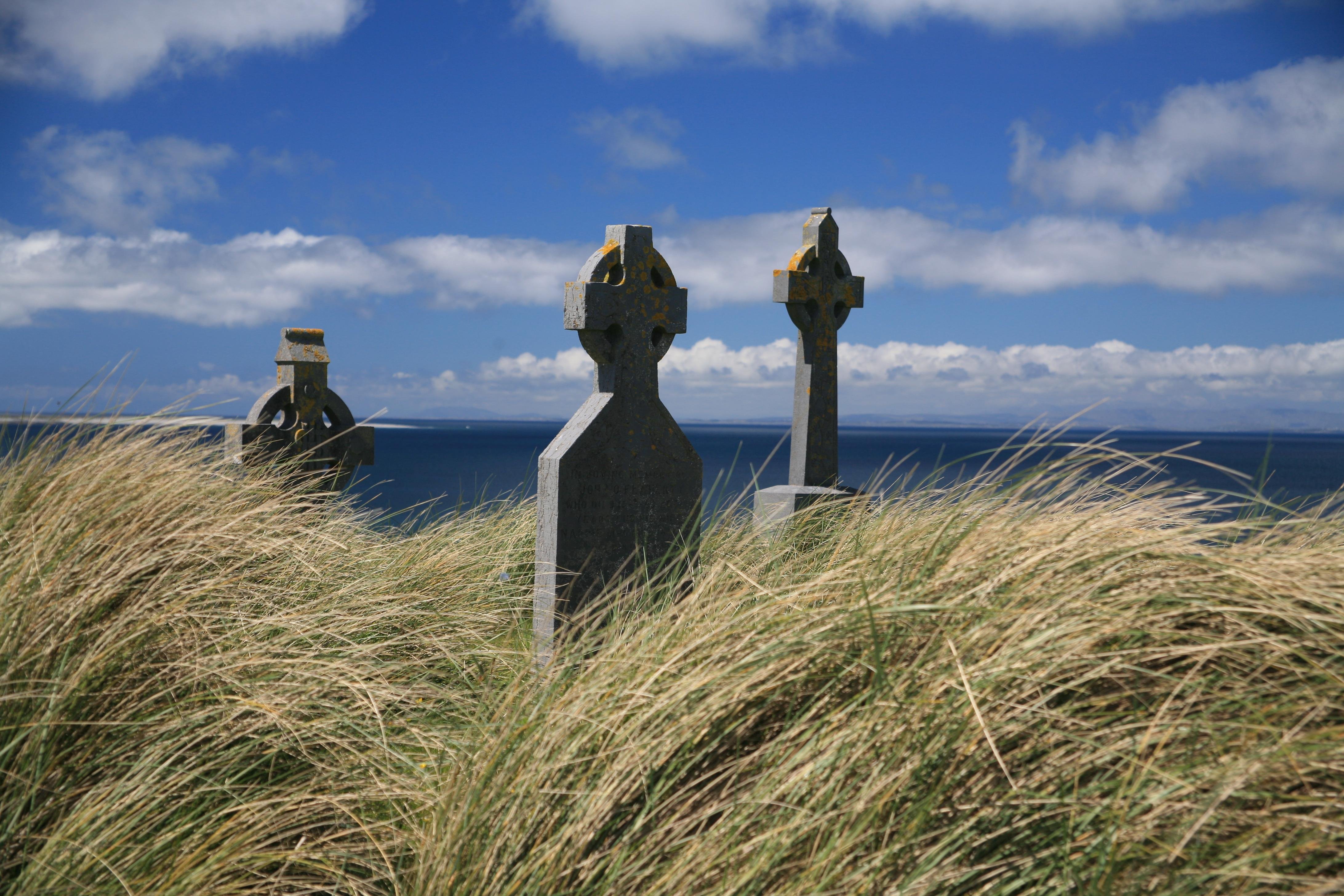 From Doolin: Day Trip to Inisheer with Bike or Bus Tour