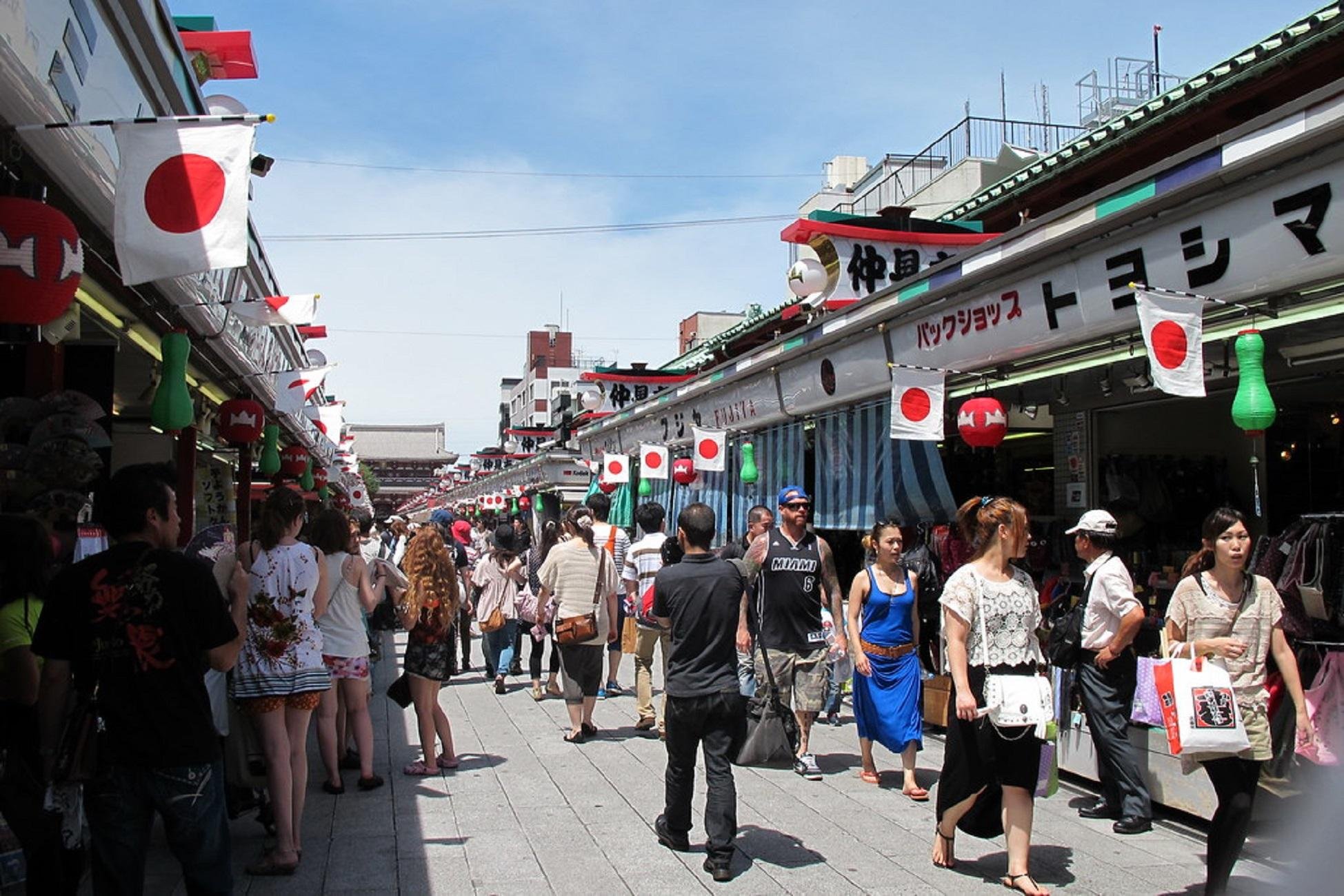 Asakusa Highlights Walk: Sensoji, Skytree & Local Snacks