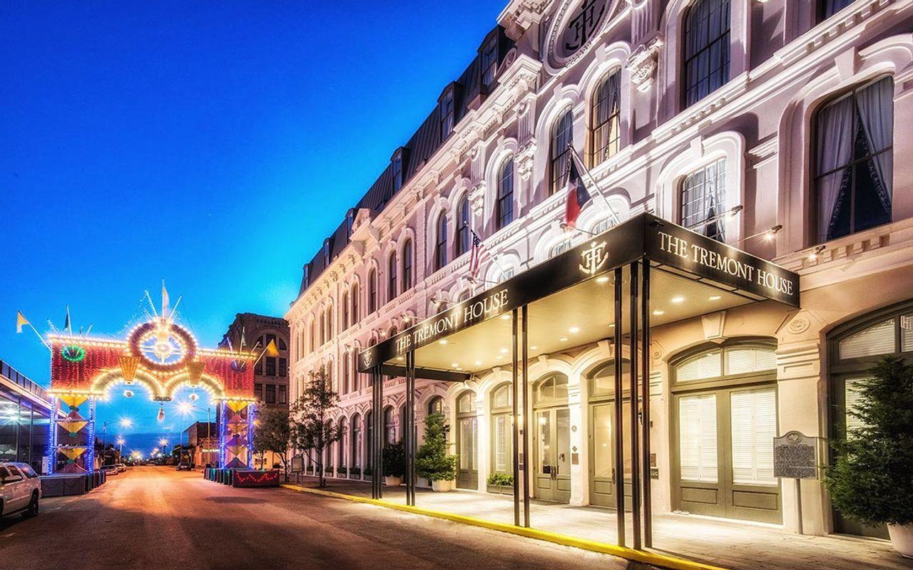 Galveston haunted pub crawl ghost tour stopping at the island's historic bars