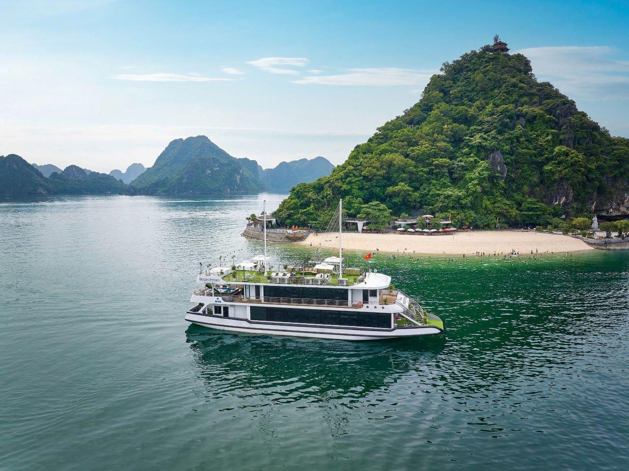 Ha Long Bay Day Trip from Hanoi: Luxury or Standard Cruise with Lunch