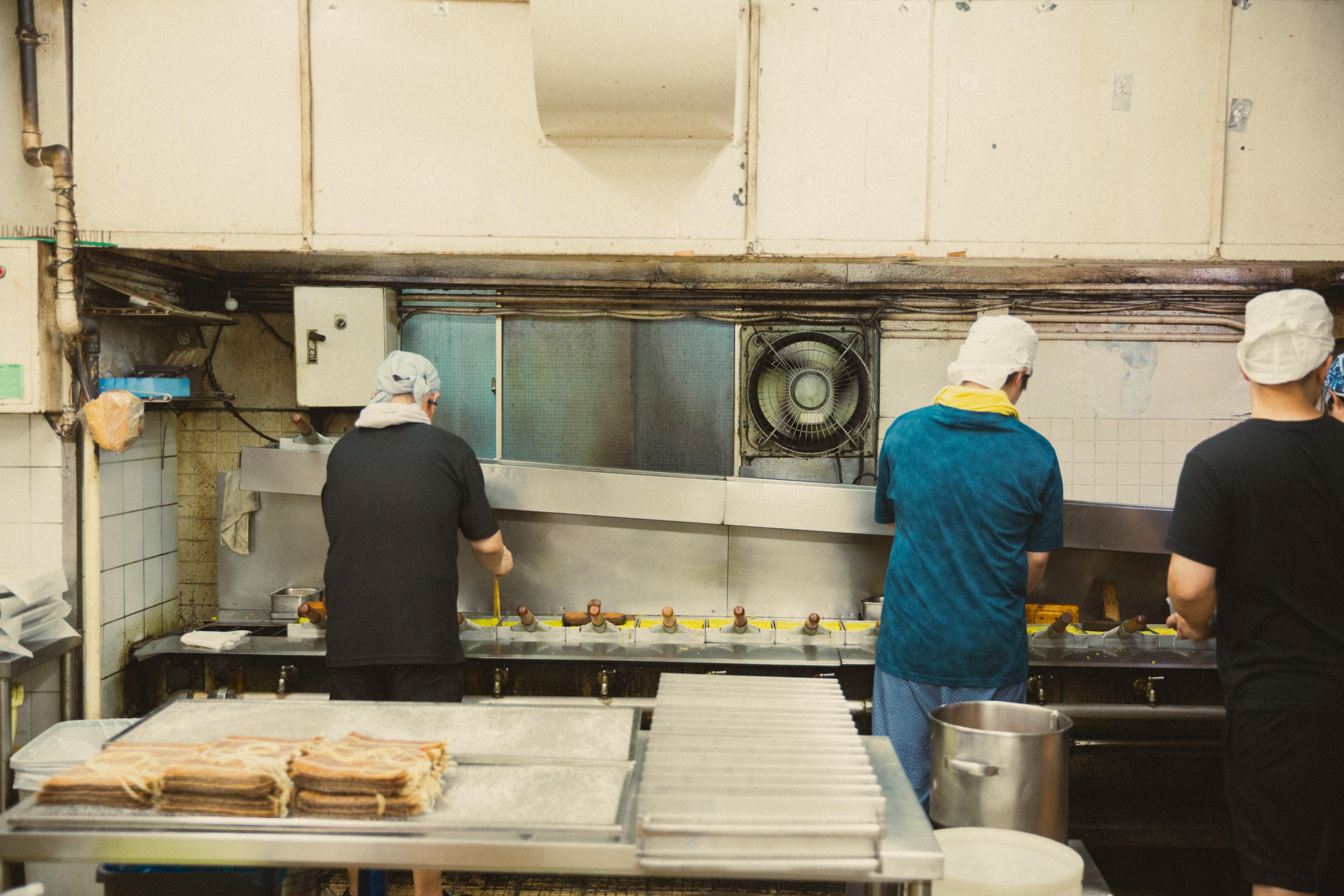 Tsukiji fish market tour — outer market stalls, street food and Tsukiji Hongwanji — image 37