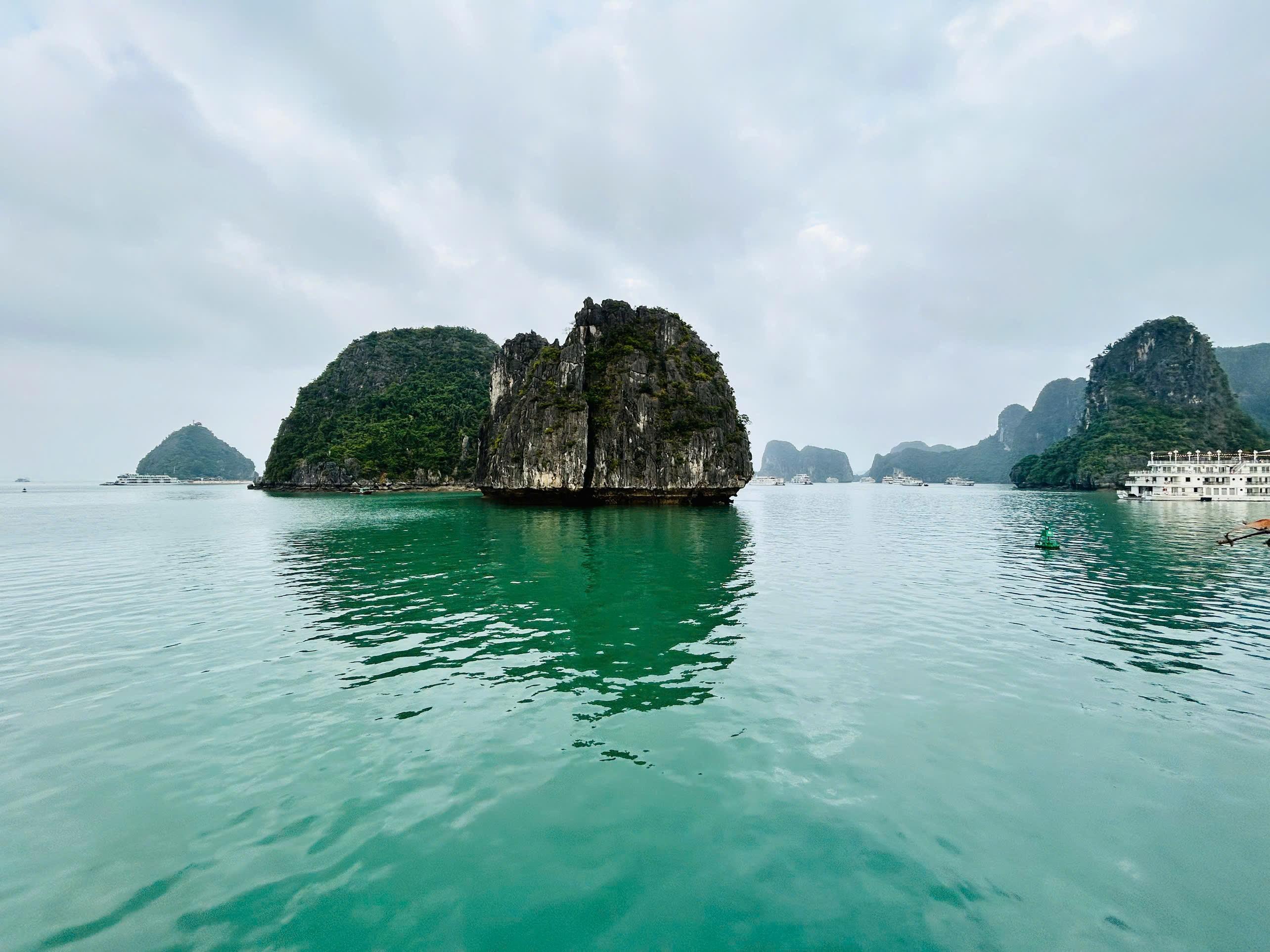 Ha Long Bay Full-Day Cruise: Caves, Kayaking & Scenic Views