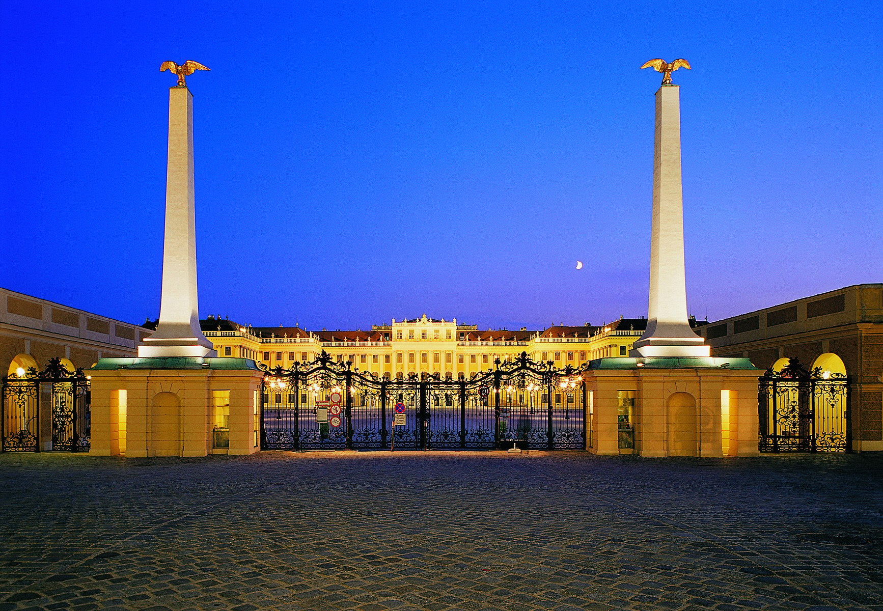 Schönbrunn Palace Evening: Tour, Dinner & Classical Concert