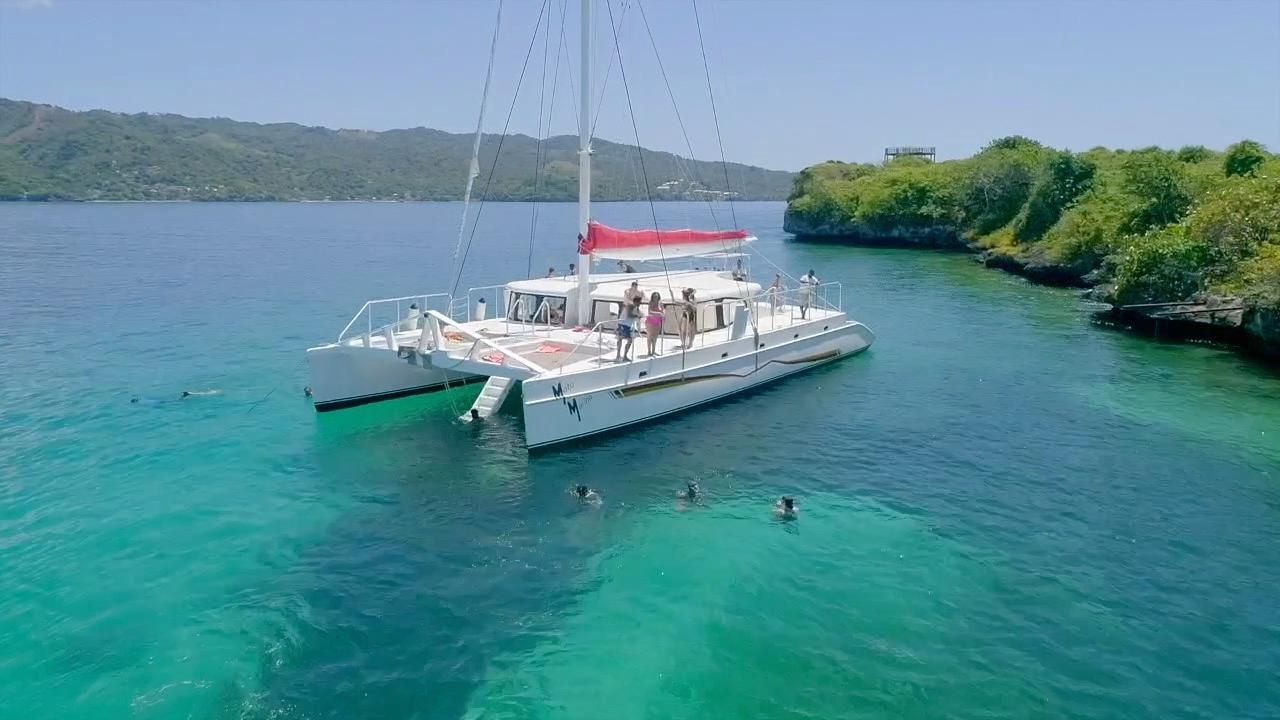 Samaná Bay Catamaran with Snorkeling & Beach Lunch
