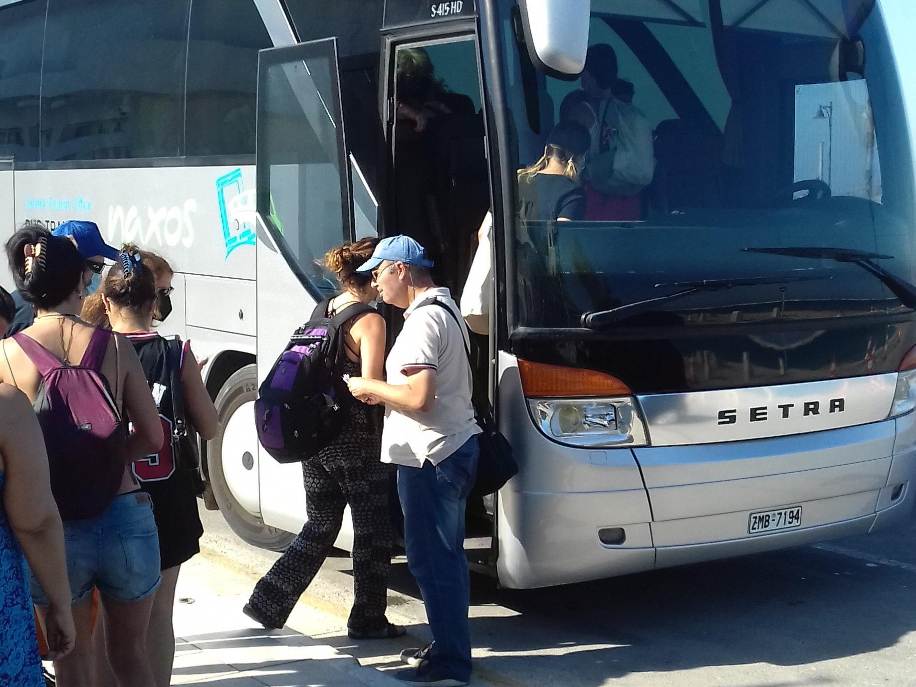 Naxos: Highlights Bus Tour with Free Time for Lunch and Swim