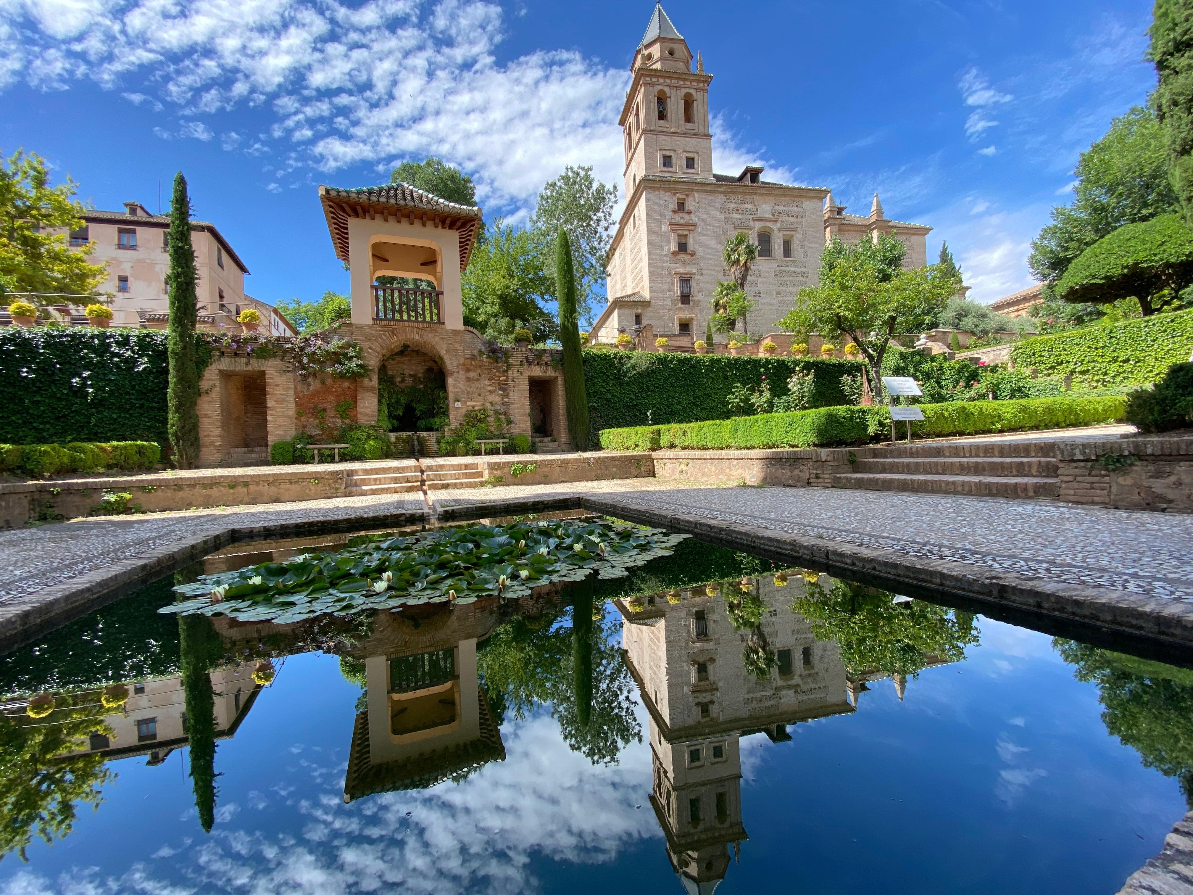 Generalife and Alhambra skip-the-line tour — Nasrid palaces, gardens, Alcazaba ramparts — image 7