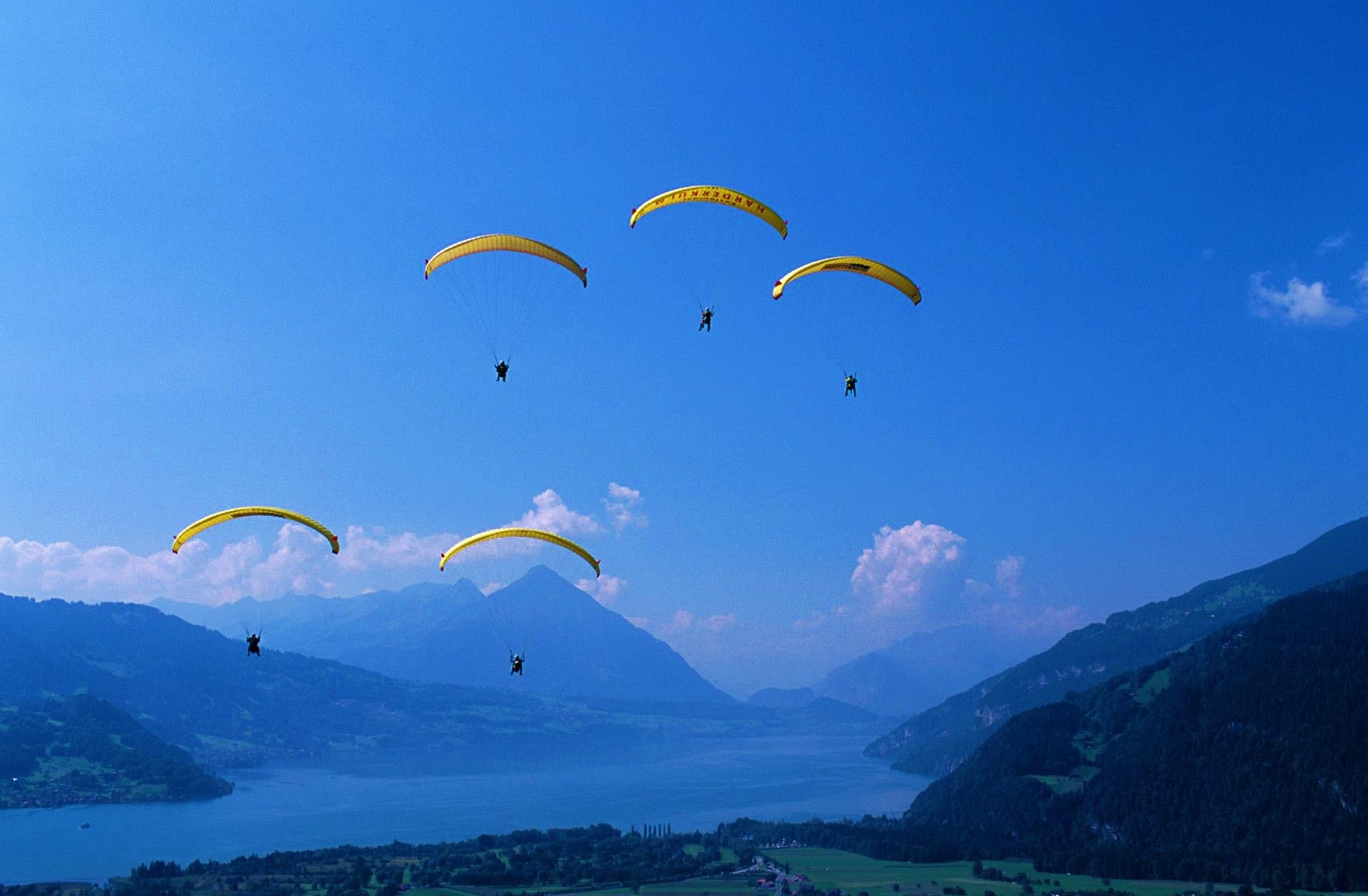 Zurich: Day Trip to Interlaken incl. Tandem Paragliding