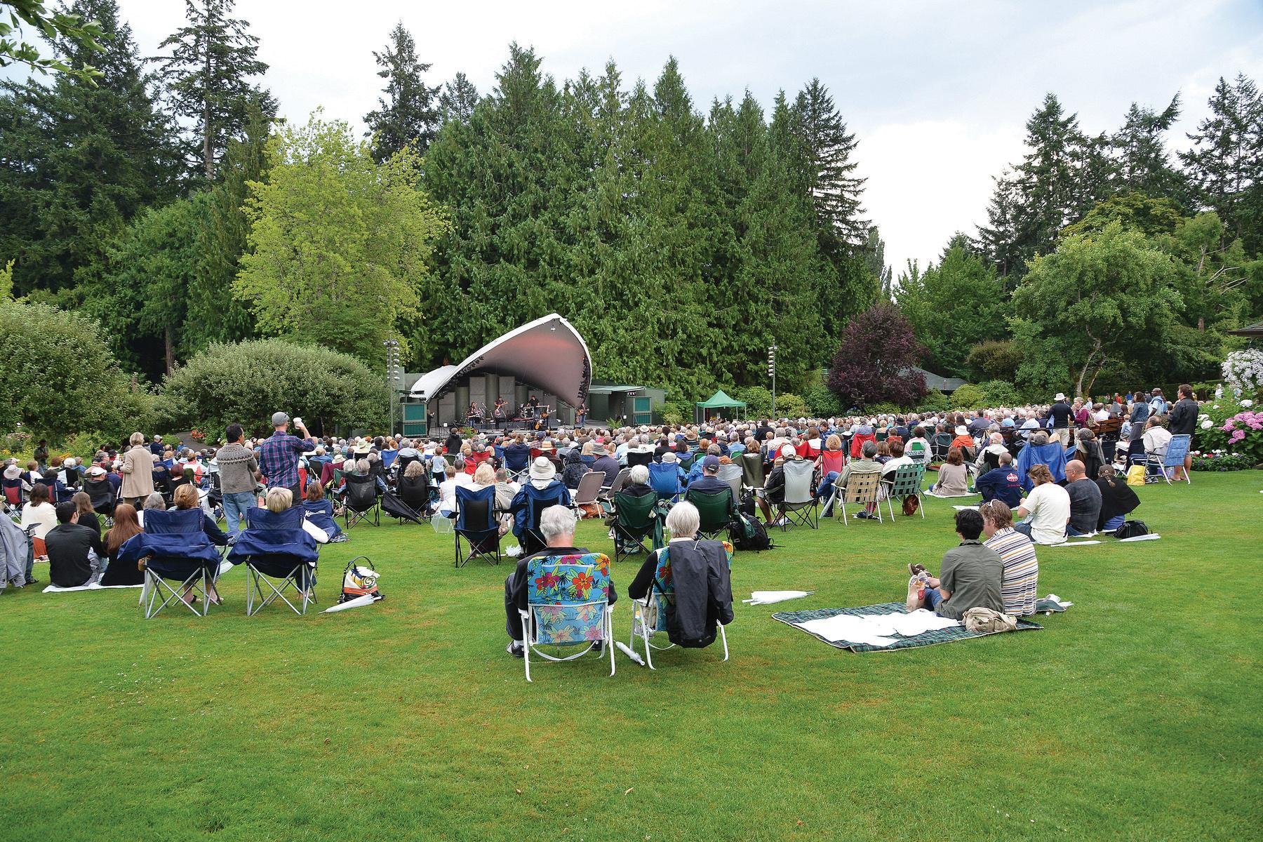 Victoria City Highlights & Butchart Gardens Guided Combo